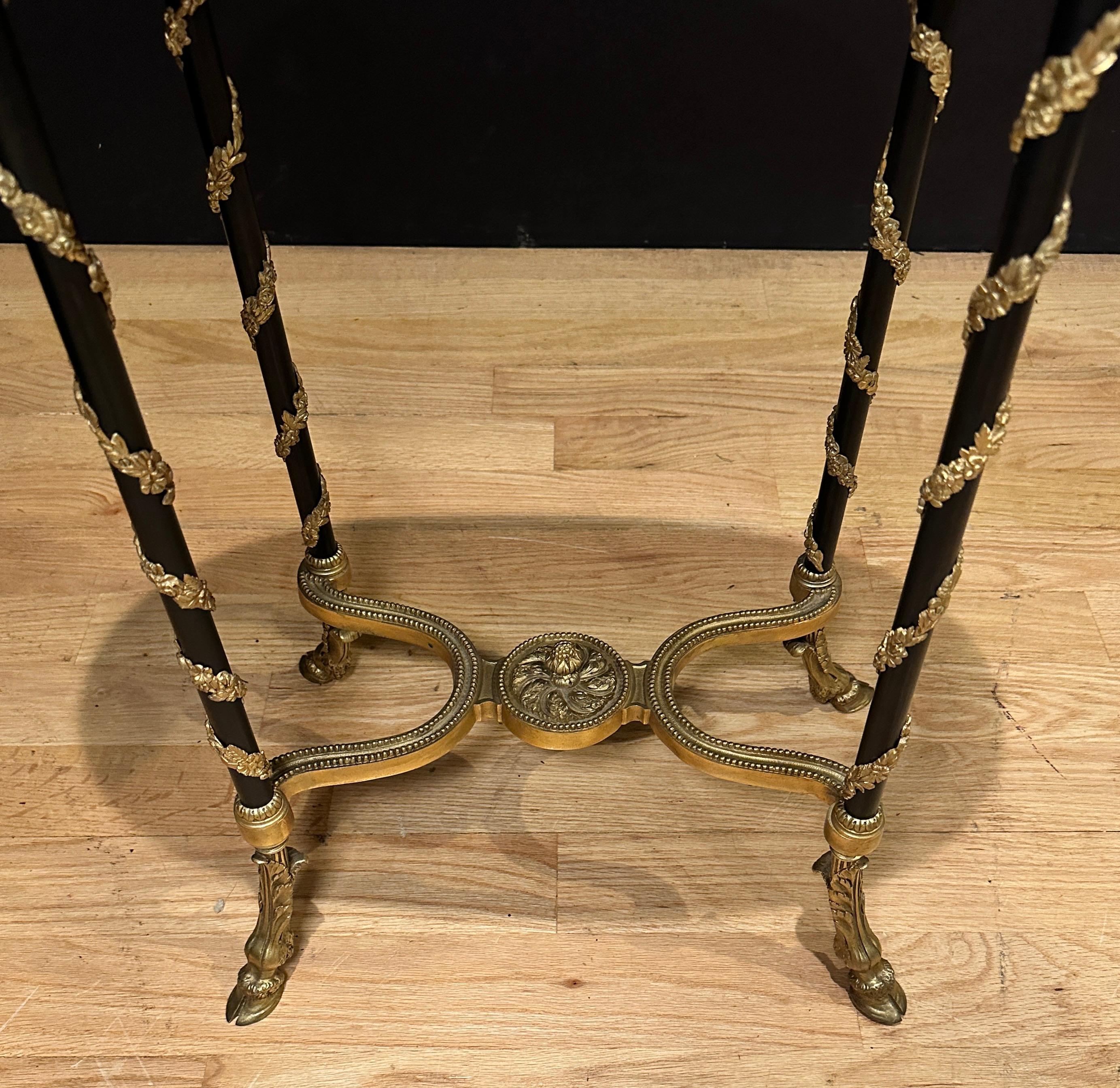 Français Table d'appoint française du 19ème siècle en bronze doré et patiné en vente