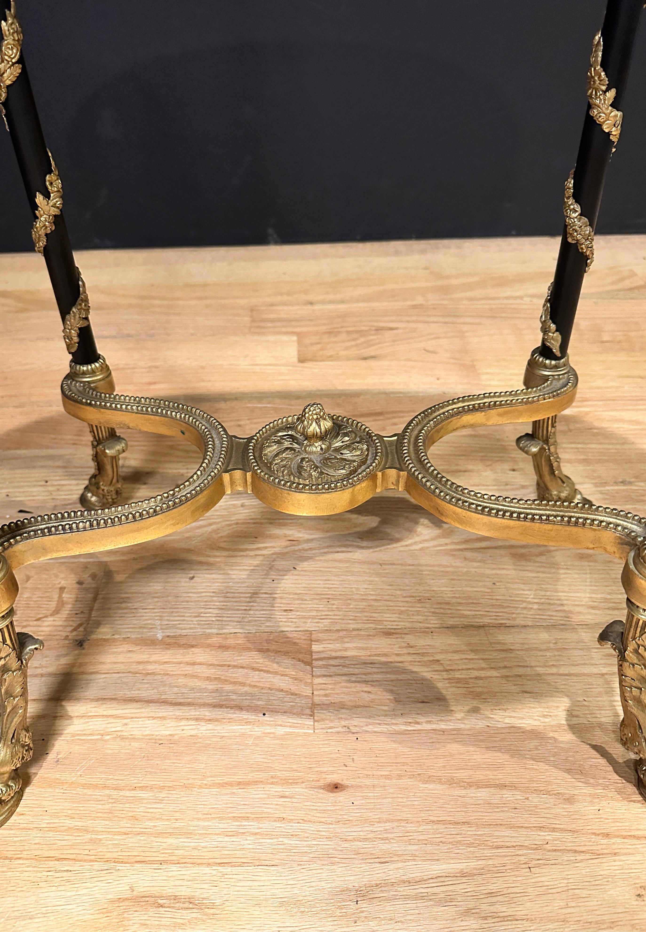Doré Table d'appoint française du 19ème siècle en bronze doré et patiné en vente