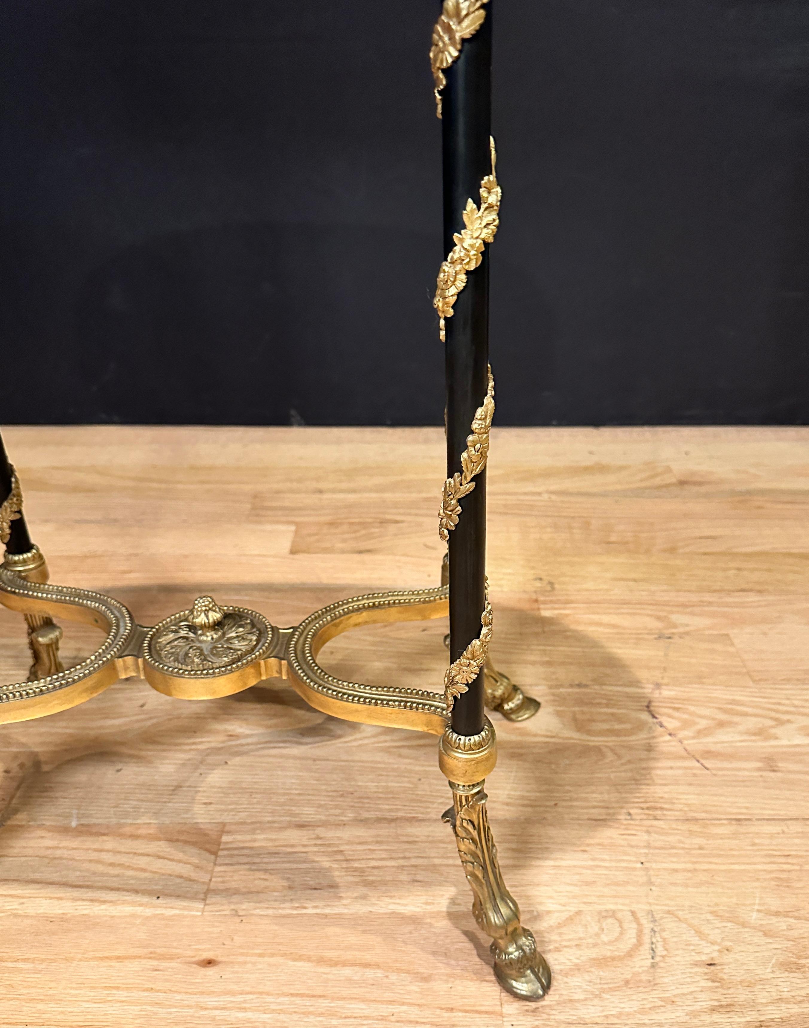 Table d'appoint française du 19ème siècle en bronze doré et patiné Bon état - En vente à Norwood, NJ