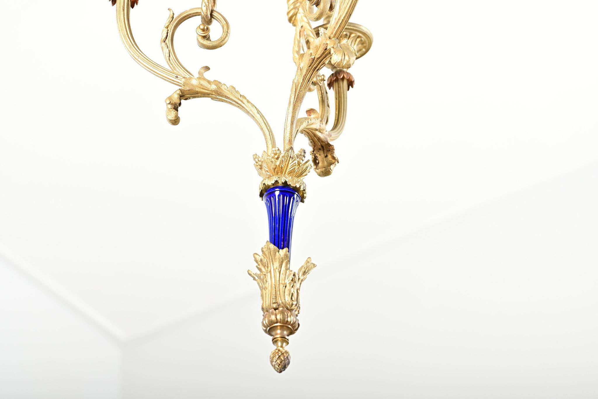 Französischer Kronleuchter aus vergoldeter Bronze und Keramik des 19. im Angebot 3