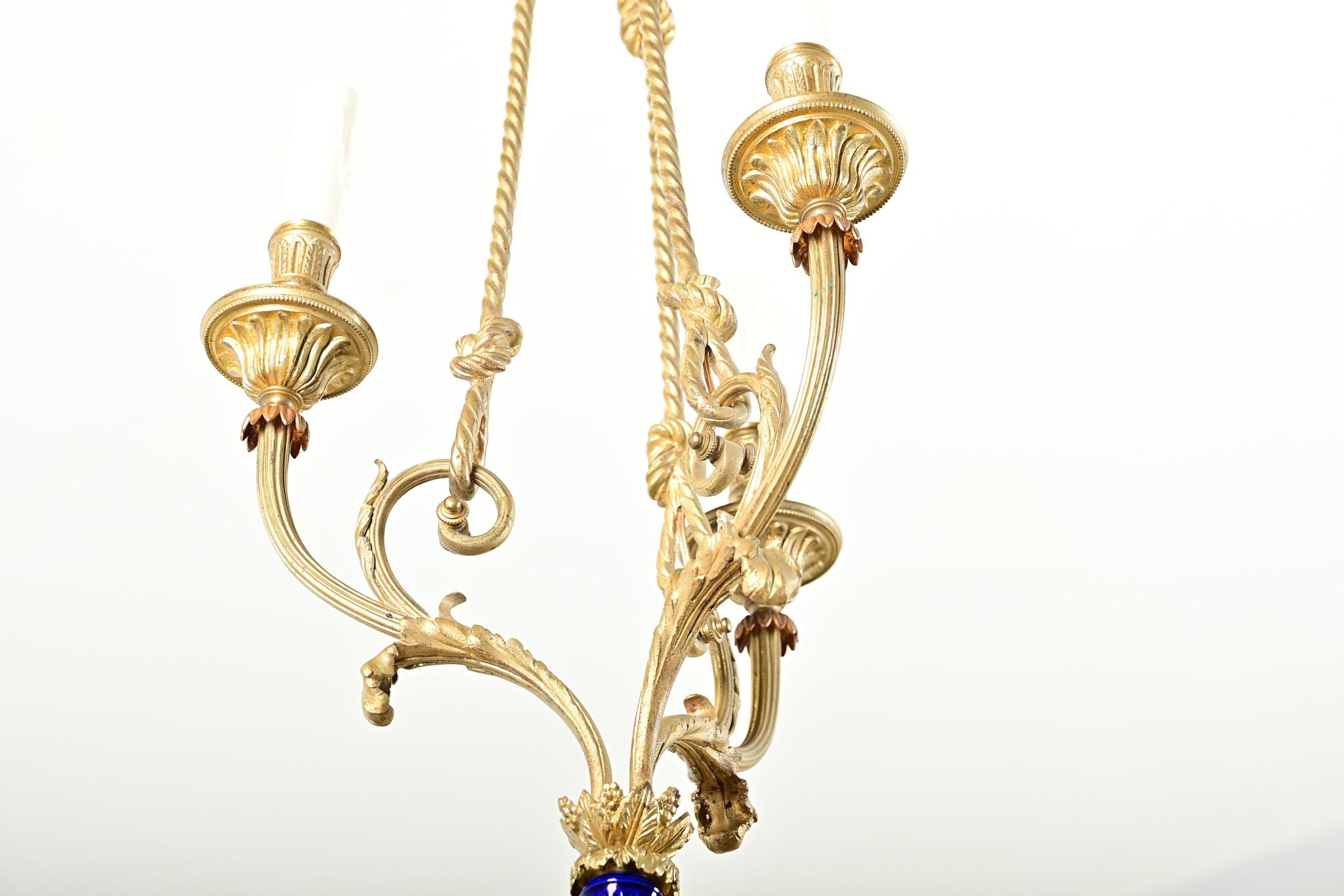 Französischer Kronleuchter aus vergoldeter Bronze und Keramik des 19. im Angebot 4