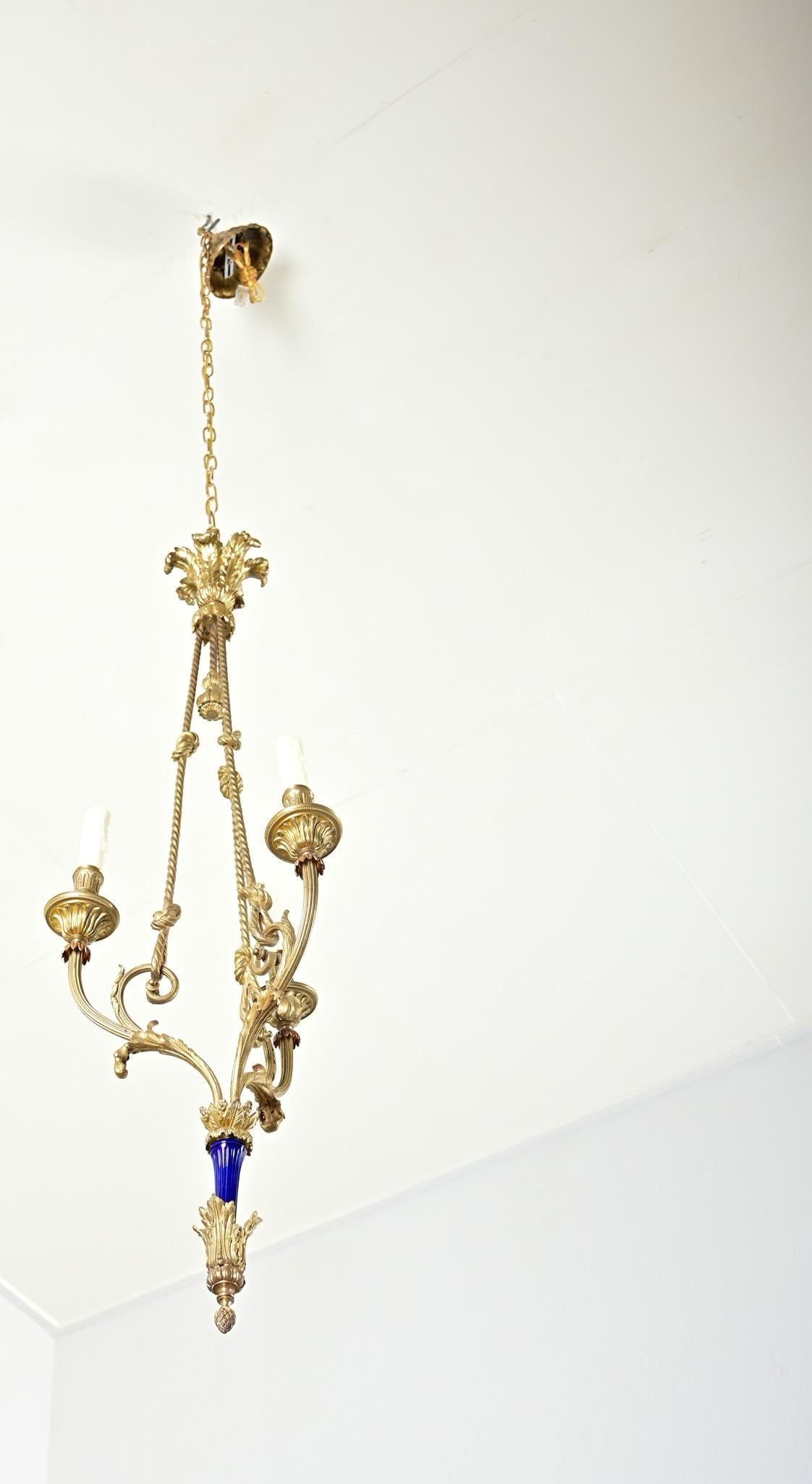 Französischer Kronleuchter aus vergoldeter Bronze und Keramik des 19. im Angebot 6