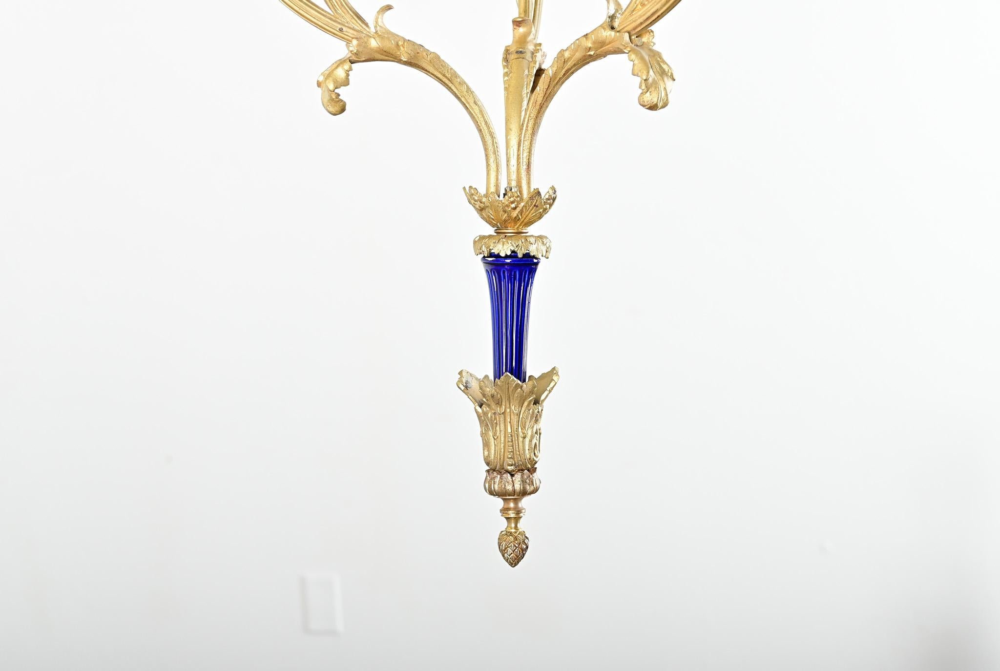 Französischer Kronleuchter aus vergoldeter Bronze und Keramik des 19. (Neoklassisch) im Angebot