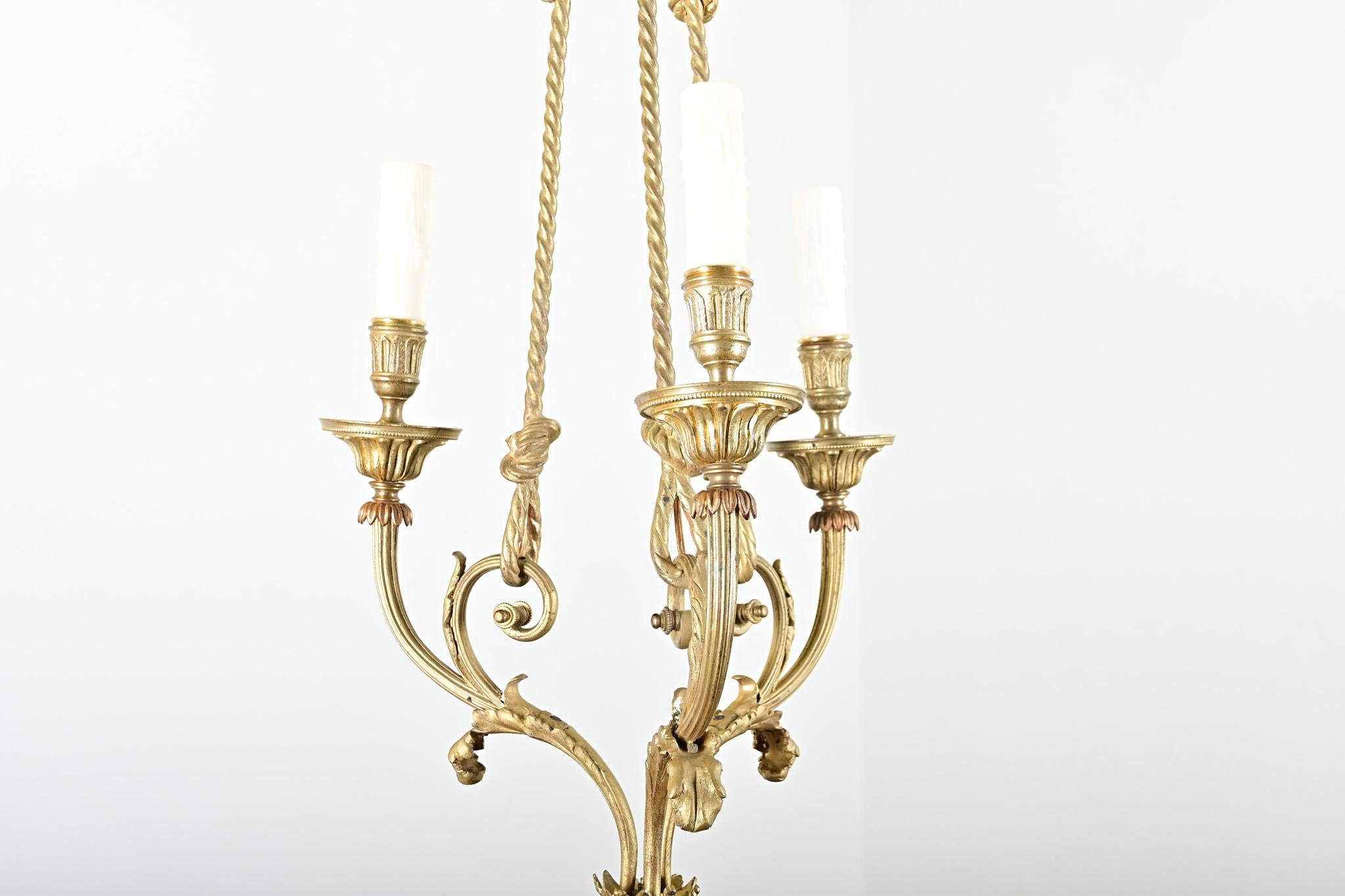 Französischer Kronleuchter aus vergoldeter Bronze und Keramik des 19. (Gegossen) im Angebot