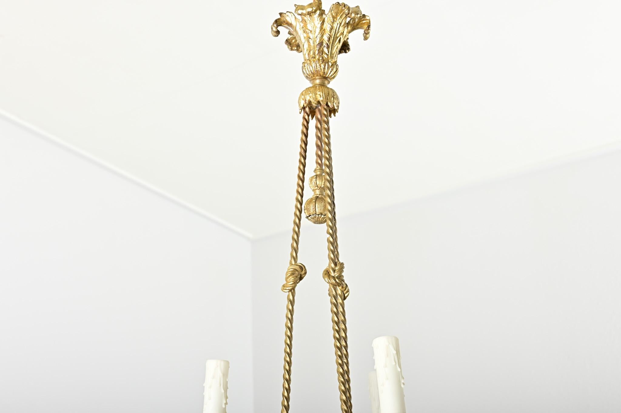 Französischer Kronleuchter aus vergoldeter Bronze und Keramik des 19. im Zustand „Gut“ im Angebot in Baton Rouge, LA