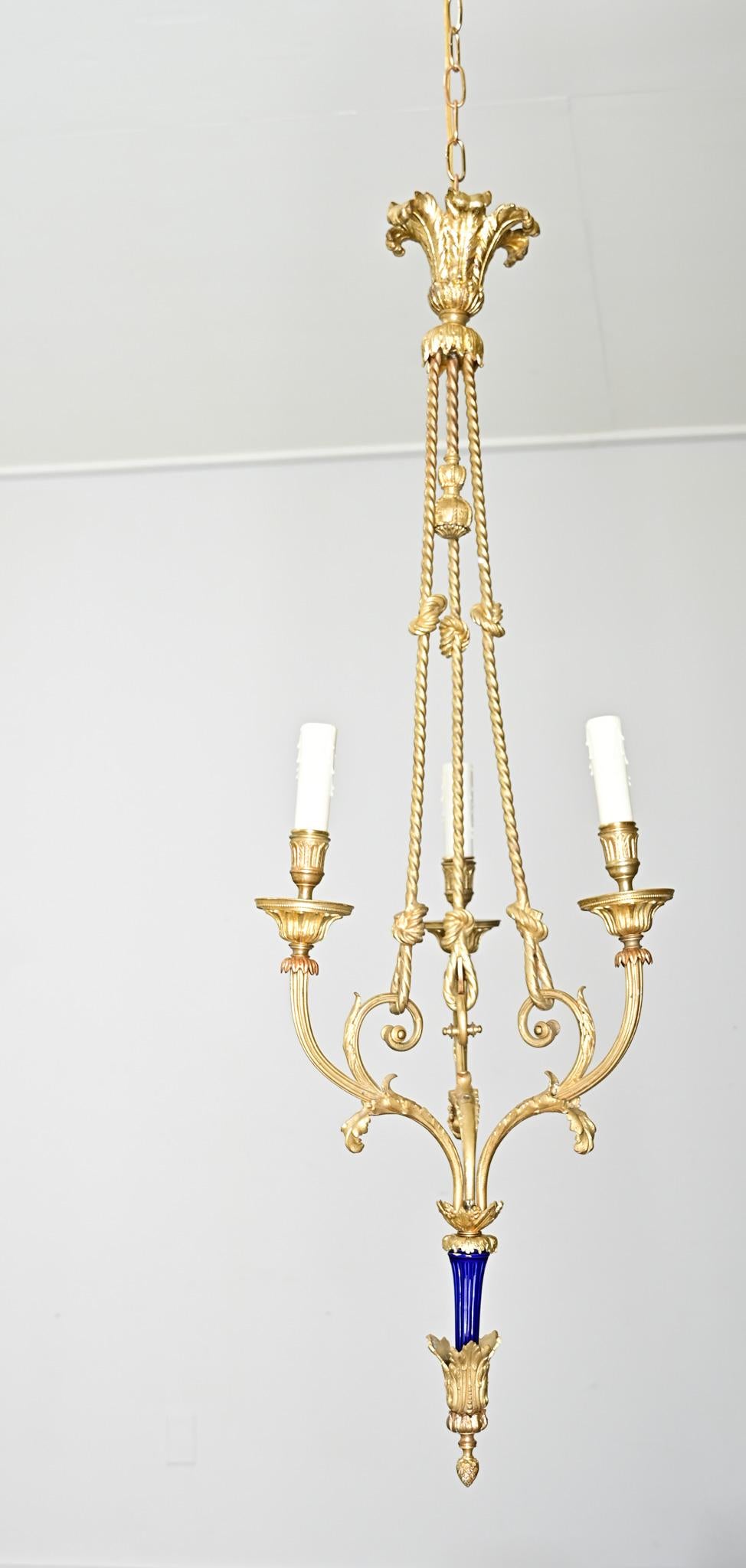 Französischer Kronleuchter aus vergoldeter Bronze und Keramik des 19. (19. Jahrhundert) im Angebot