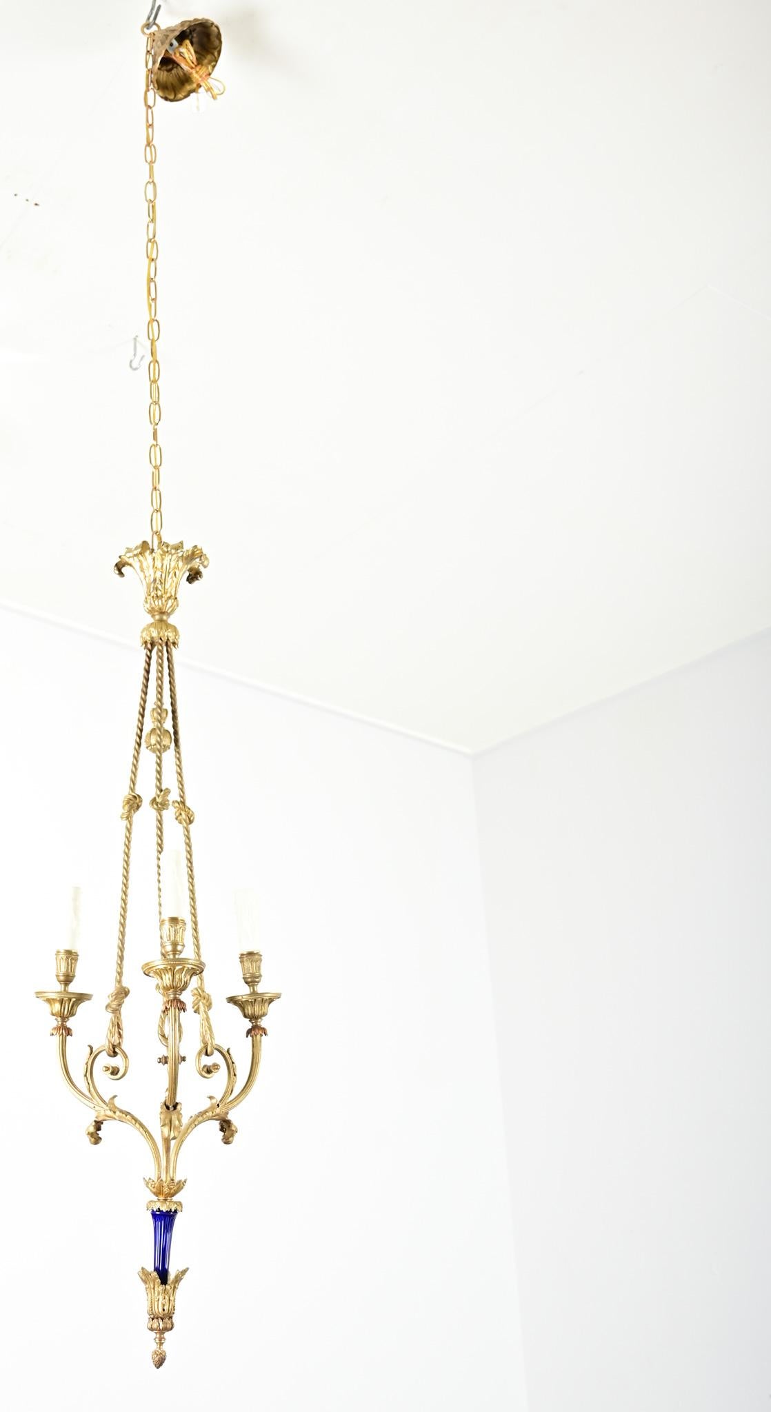 Französischer Kronleuchter aus vergoldeter Bronze und Keramik des 19. (Metall) im Angebot
