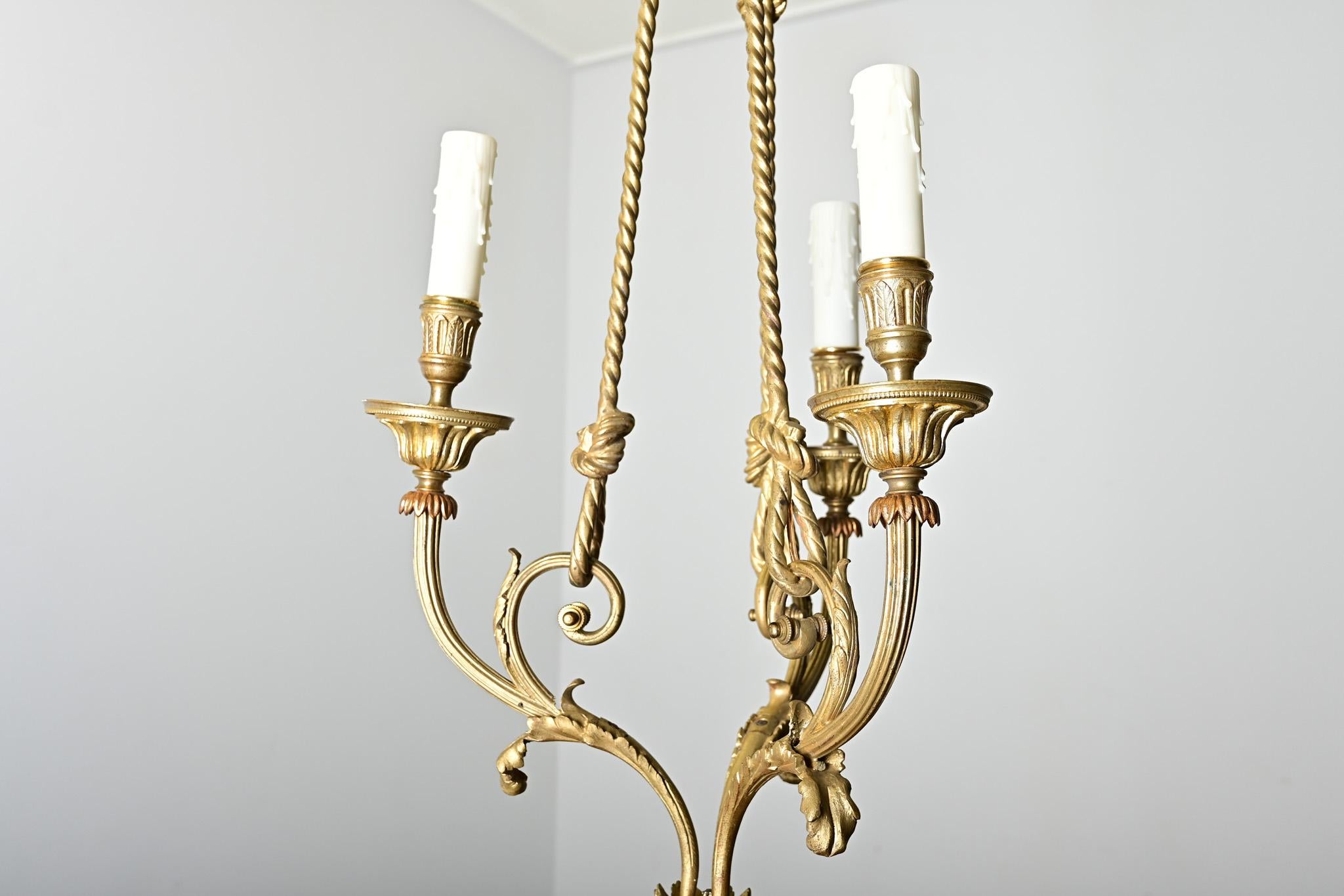 Französischer Kronleuchter aus vergoldeter Bronze und Keramik des 19. im Angebot 1