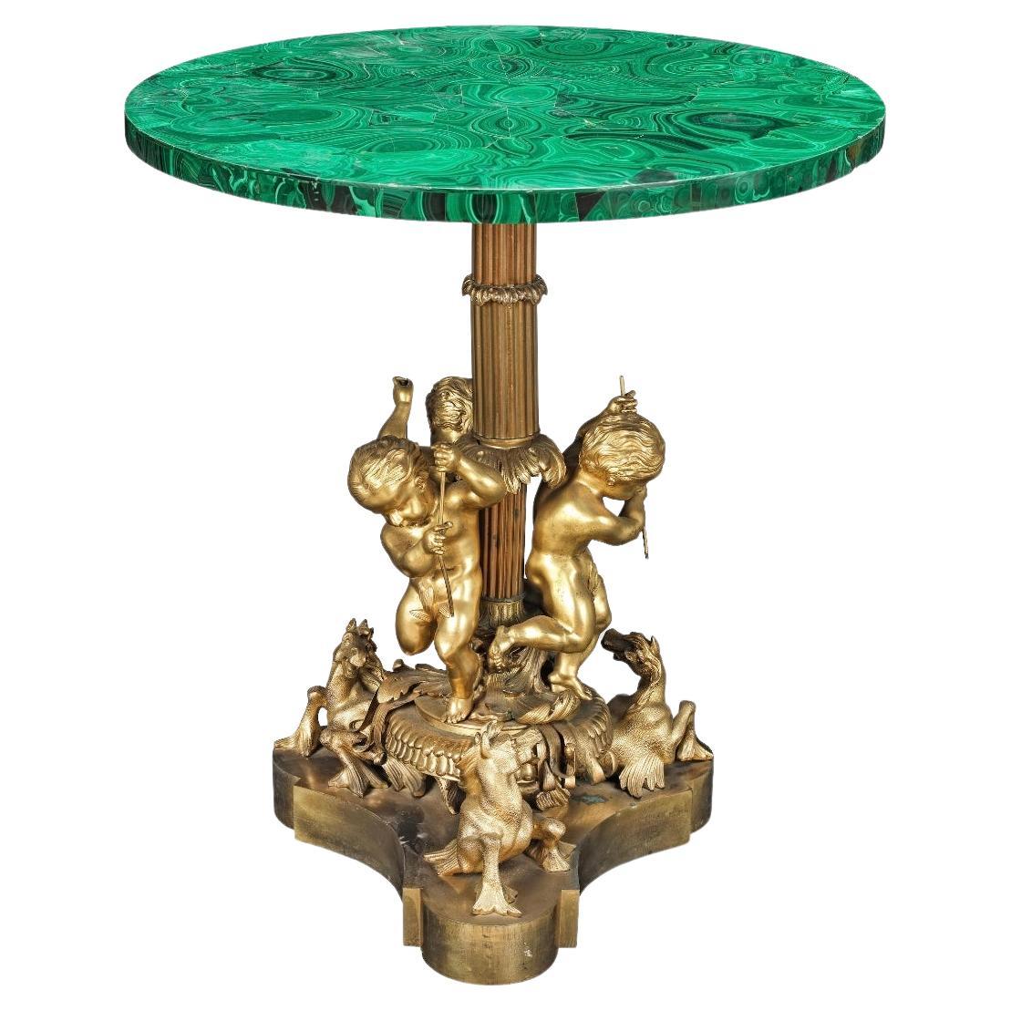 Französischer niedriger Gueridon- oder kleiner Mitteltisch aus vergoldeter Bronze und Malachit aus dem 19. Jahrhundert