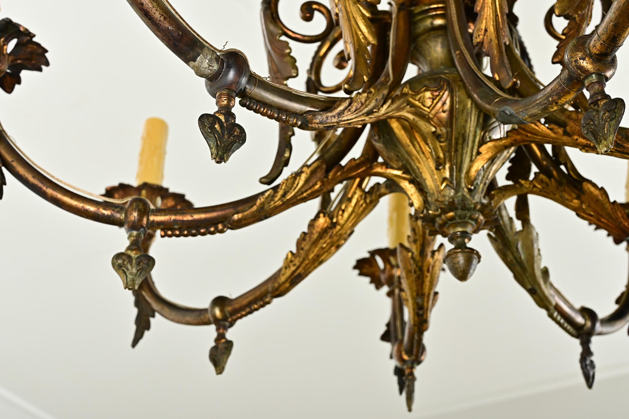 Lampadario francese in bronzo dorato del XIX secolo in vendita 7