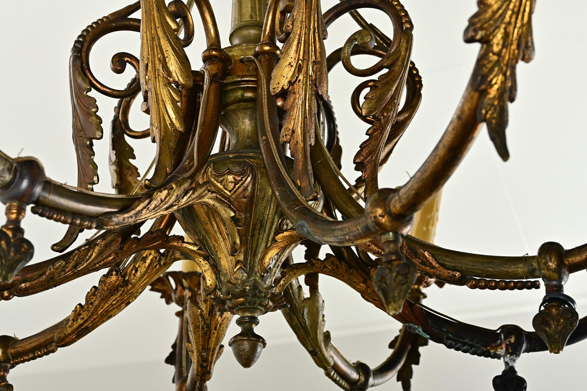 Lampadario francese in bronzo dorato del XIX secolo in vendita 8