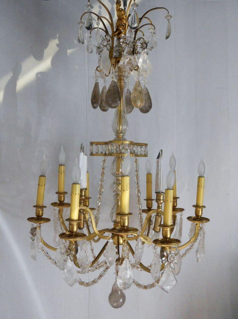 Lustre français du XIXe siècle en bronze doré avec bagues en cristal de roche composé de 12 candélabres. 
 
Dimensions :
 
40 
