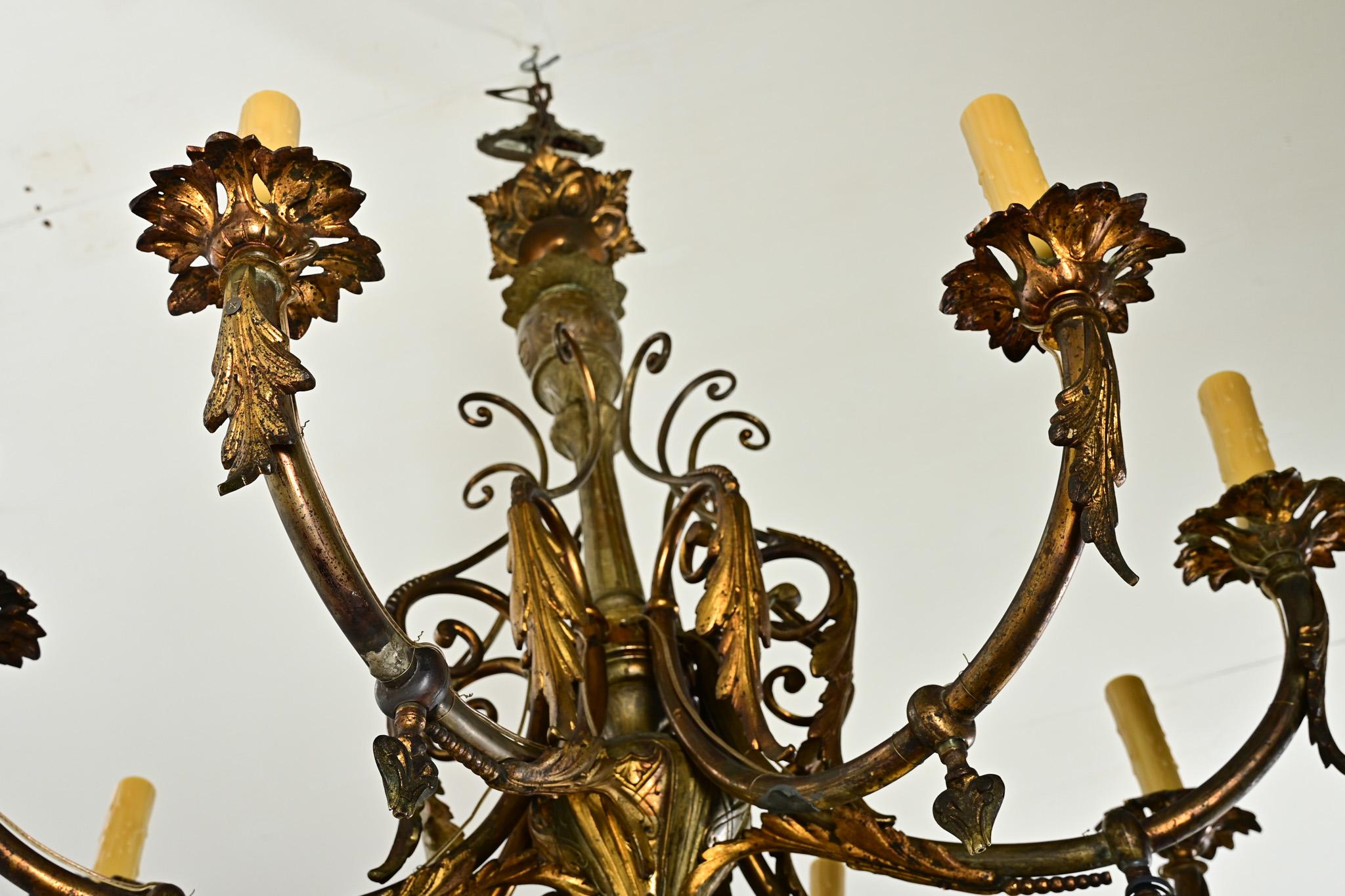 Bronzato Lampadario francese in bronzo dorato del XIX secolo in vendita