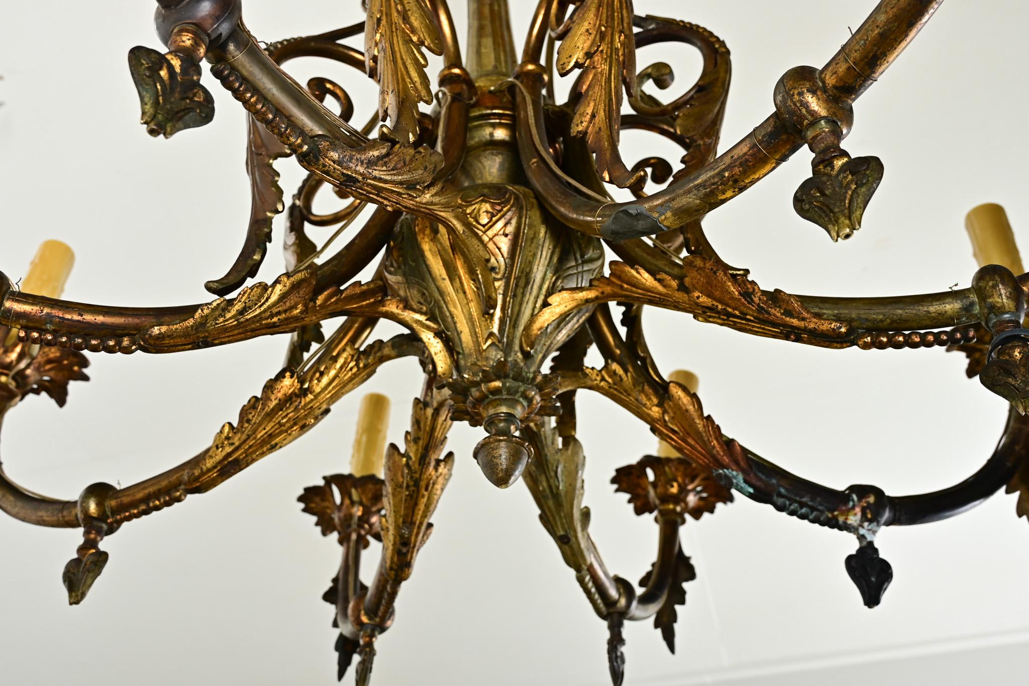 Lampadario francese in bronzo dorato del XIX secolo in vendita 1
