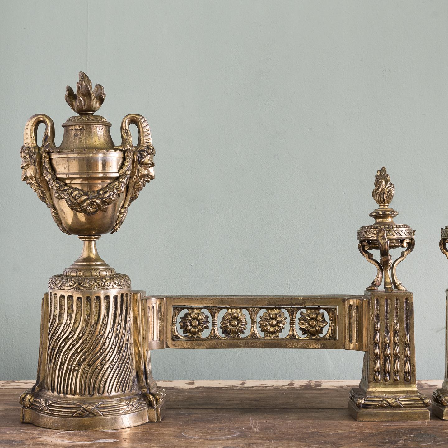 Néoclassique Chenets français en bronze doré du XIXe siècle en vente