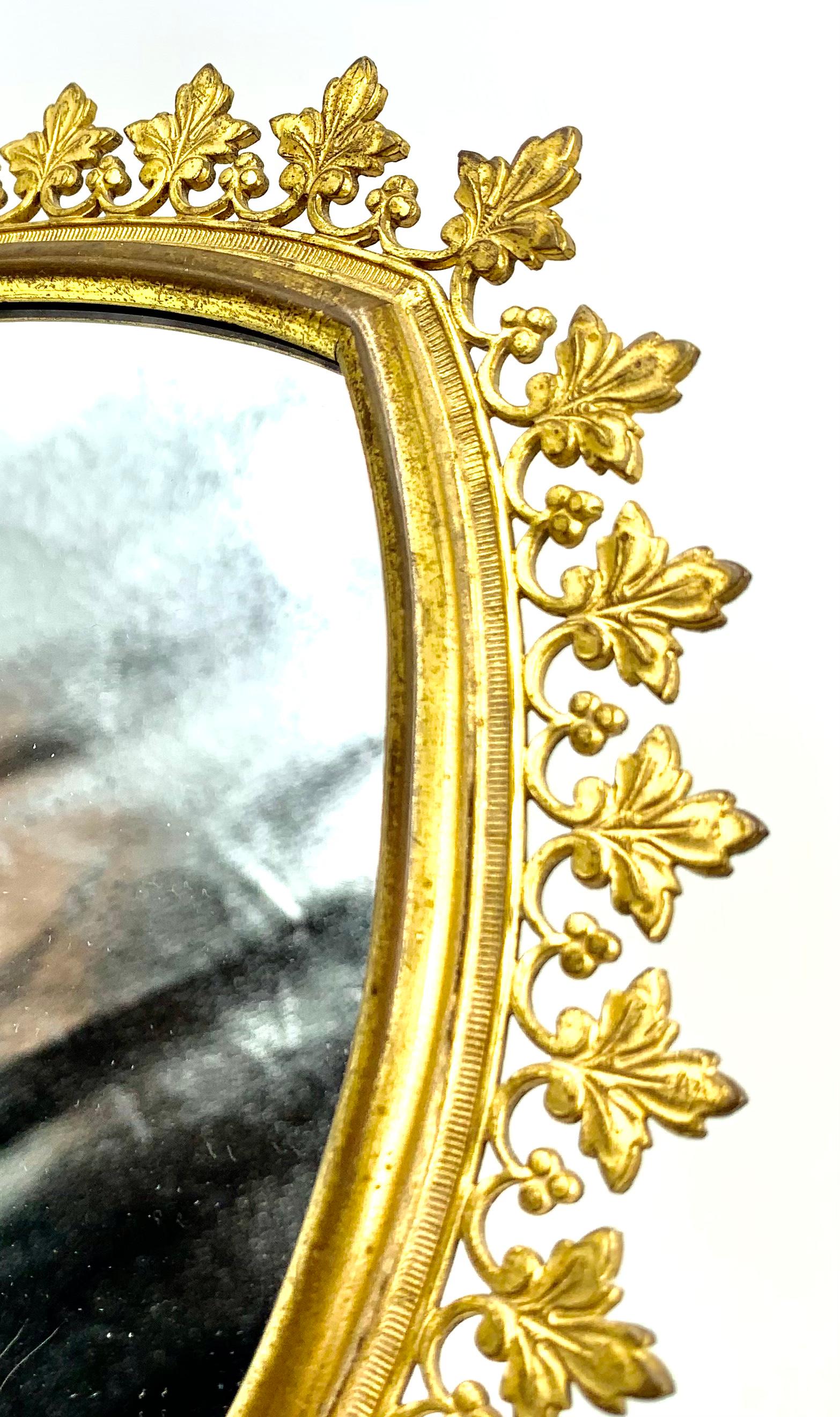 Elégant et stylé, miroir de courtoisie en forme d'arc gothique en bronze doré, France, 19ème siècle. Une addition fabuleuse au comptoir d'une salle de bain principale ou à une coiffeuse. Finesse des détails avec un motif trilobé inhabituel, belle