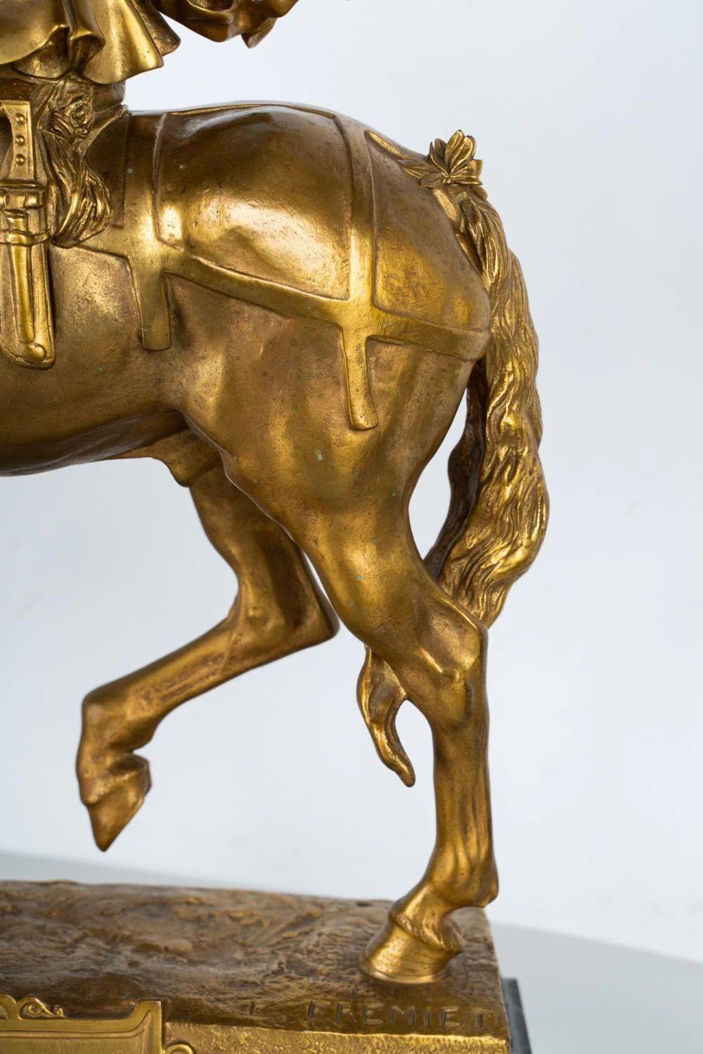 Bronzo Scultura in bronzo dorato e marmo del XIX secolo di Emmanuel Frémiet in vendita