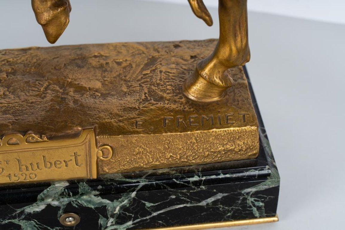 Scultura in bronzo dorato e marmo del XIX secolo di Emmanuel Frémiet in vendita 3
