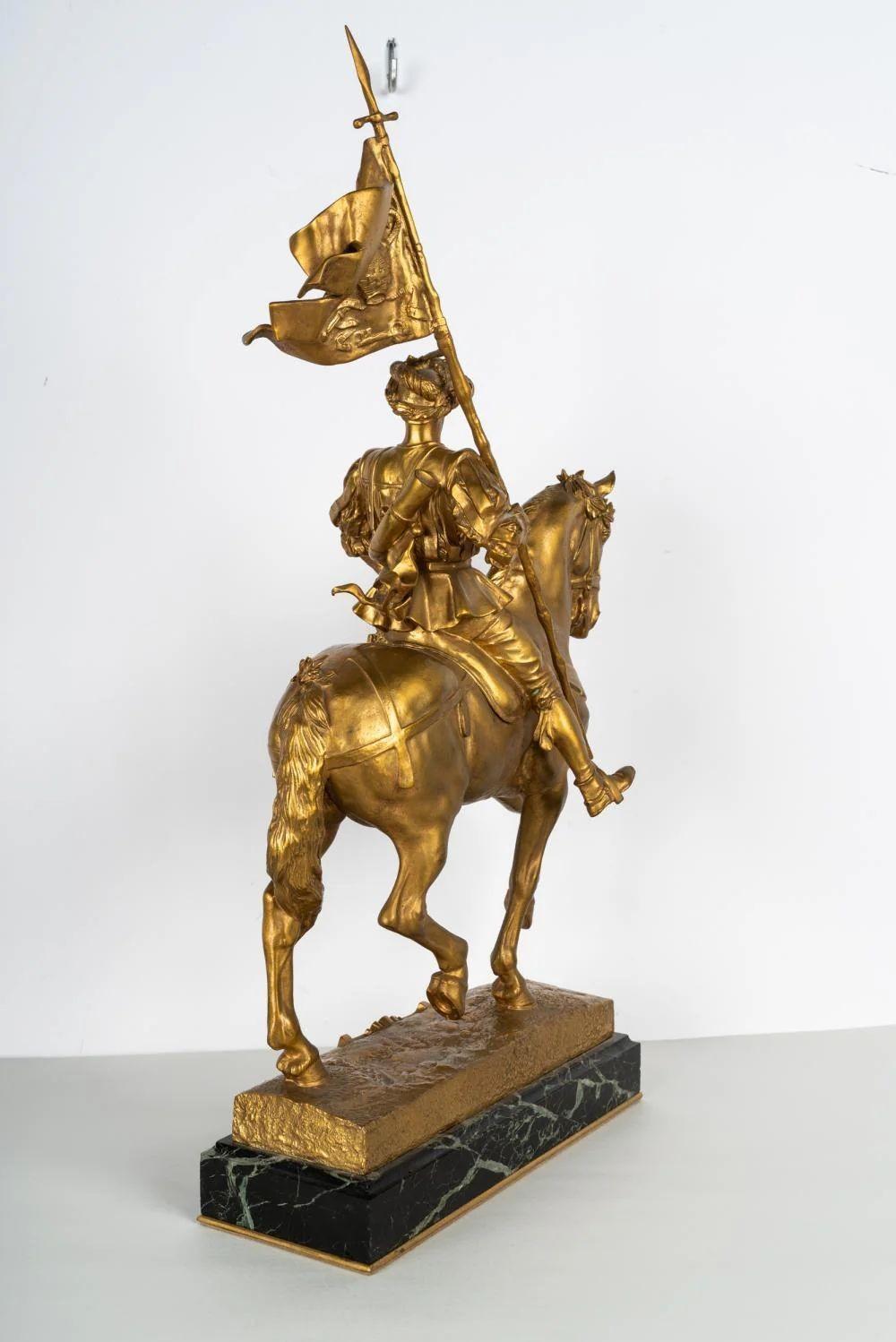 Scultura in bronzo dorato e marmo del XIX secolo di Emmanuel Frémiet in vendita 4
