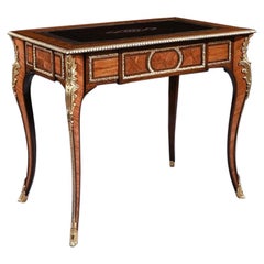 Mesa de escritorio francesa del siglo XIX, montada en bronce dorado, de gran calidad