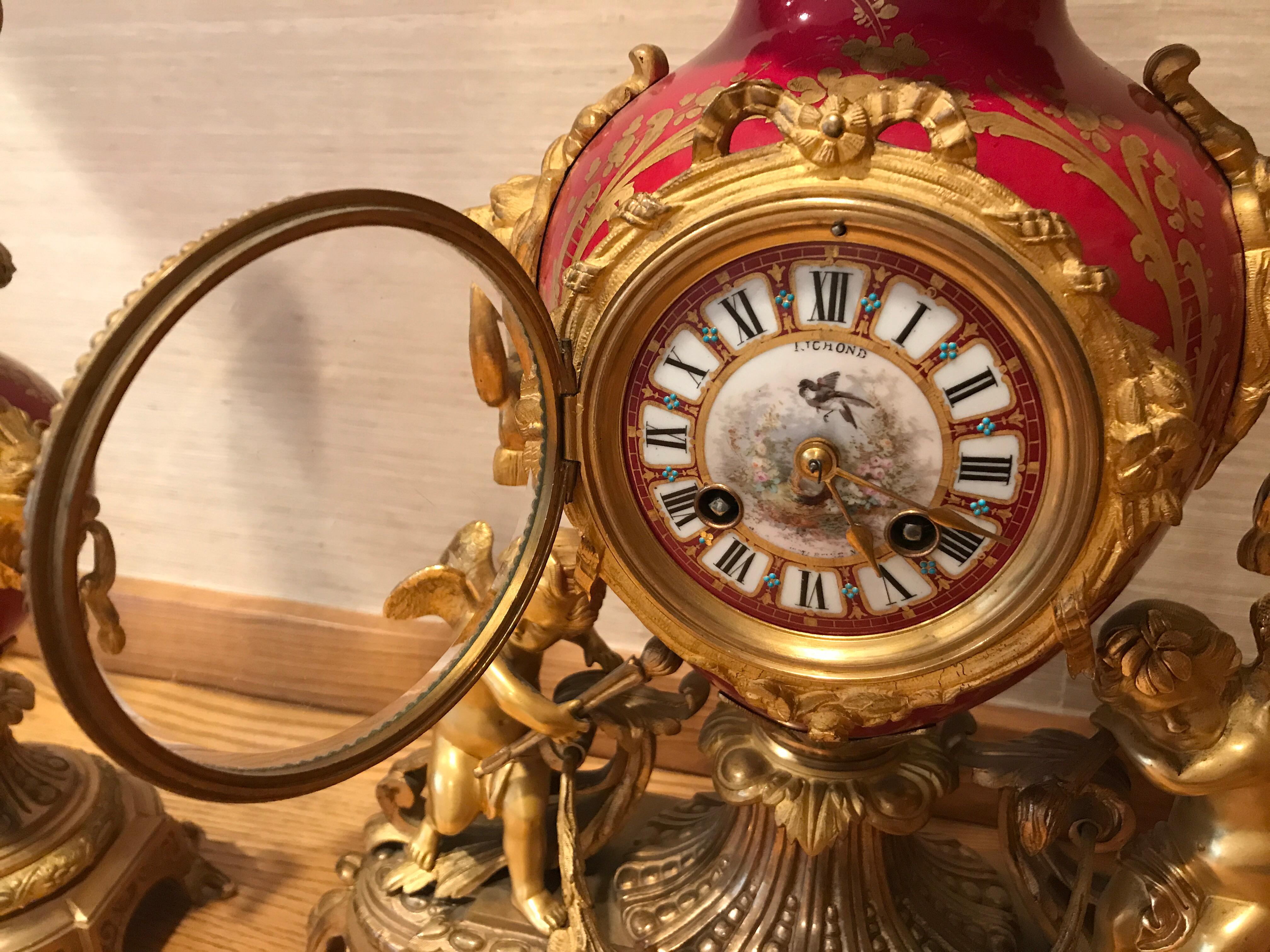 French 19th Century Gilt Bronze & painted Porcelain Figural Garniture Clock Set im Angebot 4