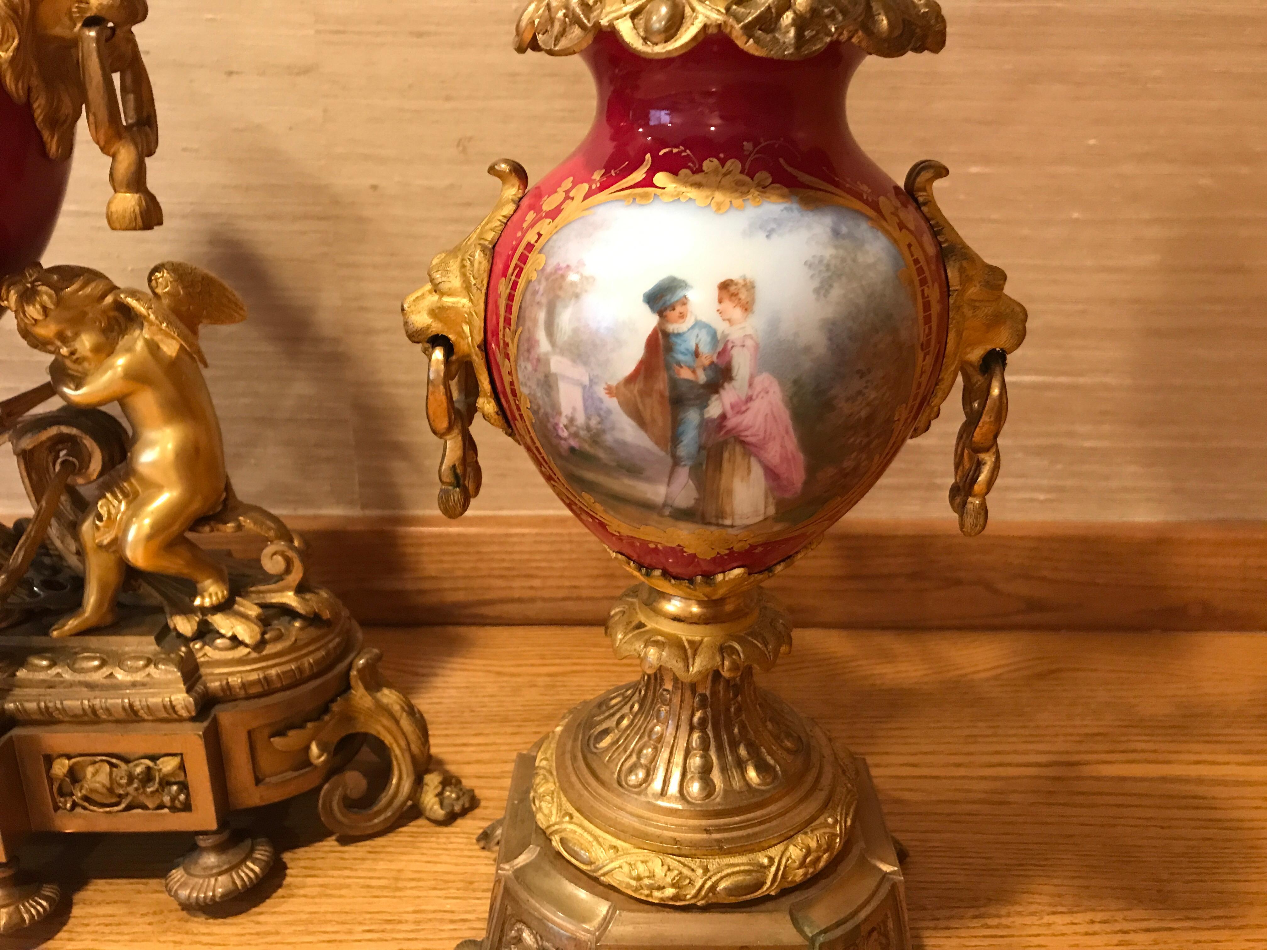 French 19th Century Gilt Bronze & painted Porcelain Figural Garniture Clock Set In Good Condition For Sale In Highland Park, IL
