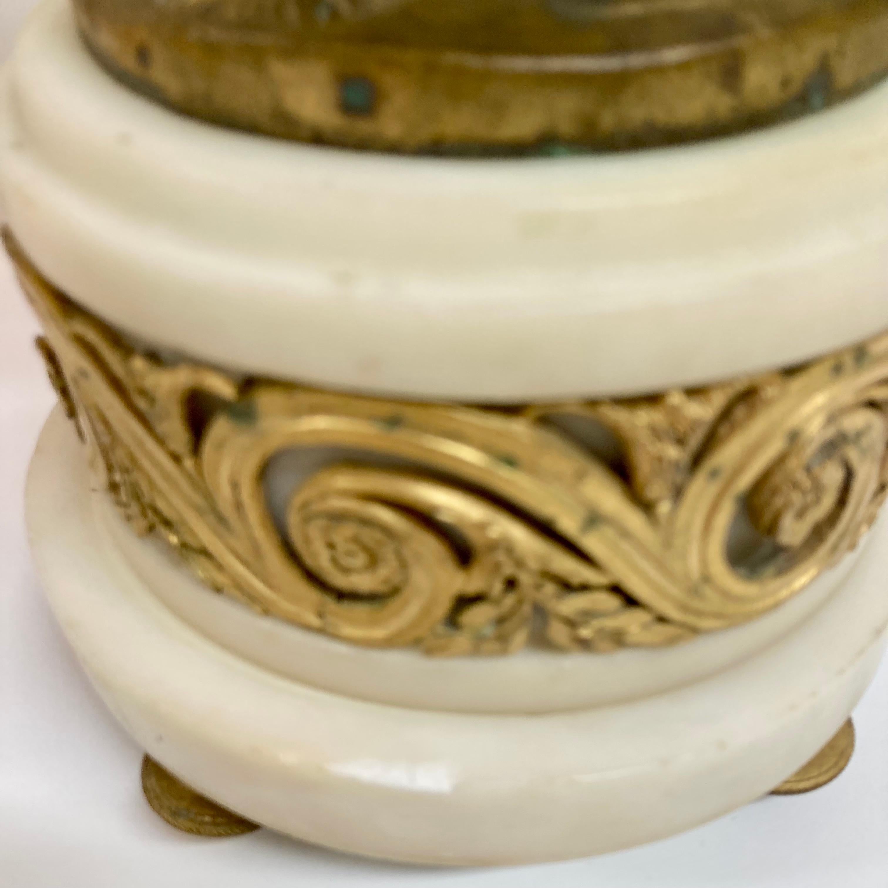 Candelabri a padella e putti in bronzo dorato del XIX secolo, una coppia in vendita 11