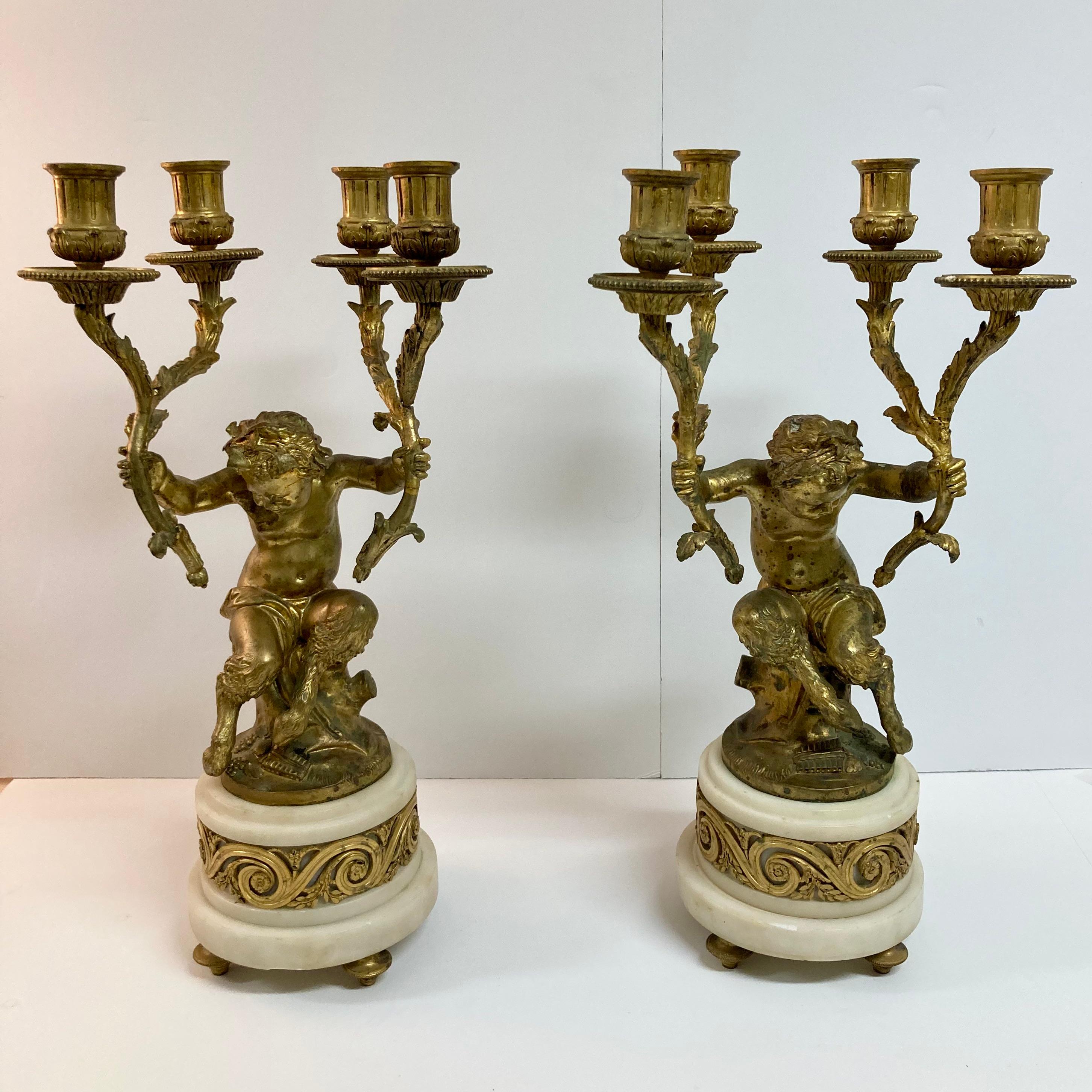 Bellissima coppia di candelabri francesi del XIX secolo in bronzo dorato Pan e Putti. Ottimi dettagli di scultura. È molto raro avere una vera coppia di questa età. Alcuni segni di usura per l'età, e alcune vecchie riparazioni.