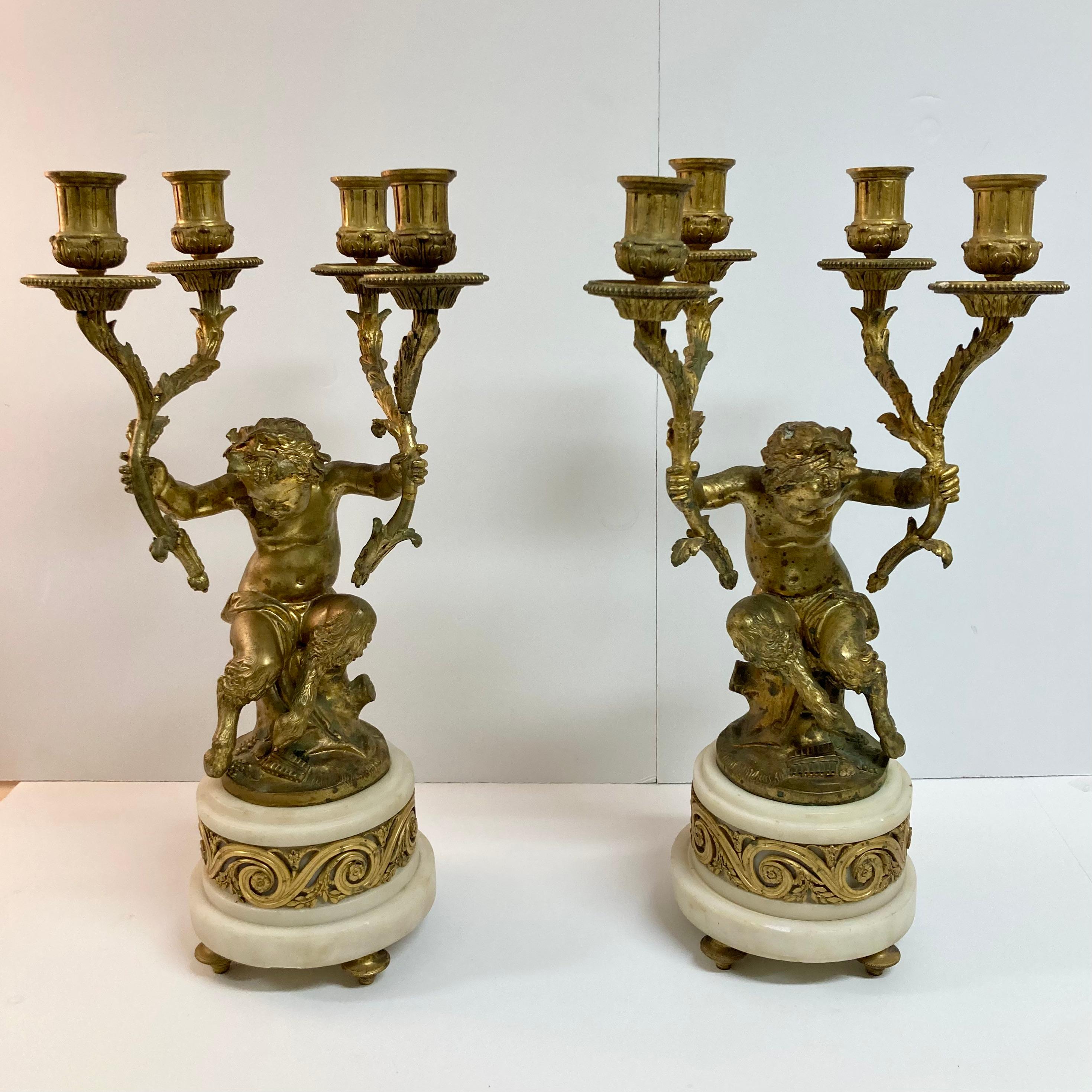 Stile provenzale Candelabri a padella e putti in bronzo dorato del XIX secolo, una coppia in vendita