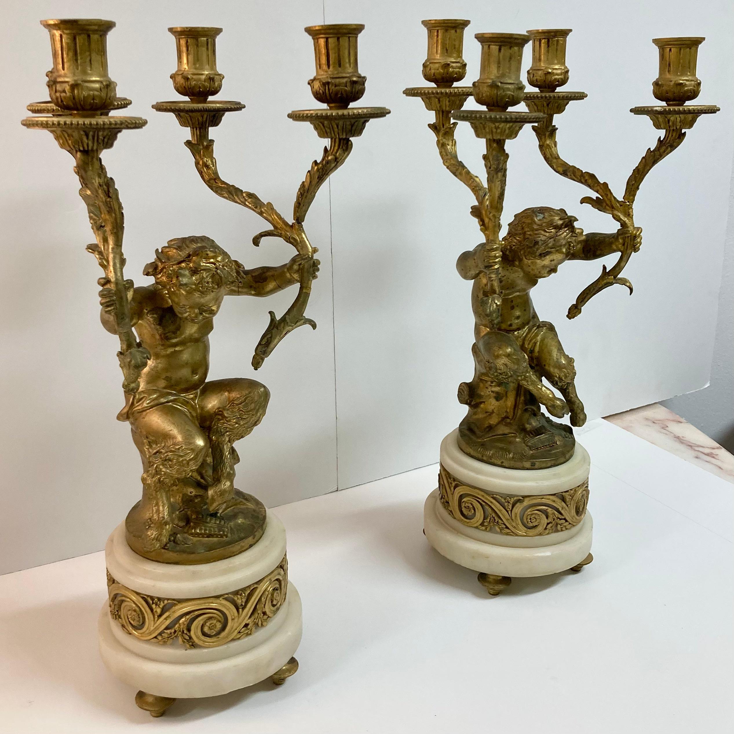 Francese Candelabri a padella e putti in bronzo dorato del XIX secolo, una coppia in vendita