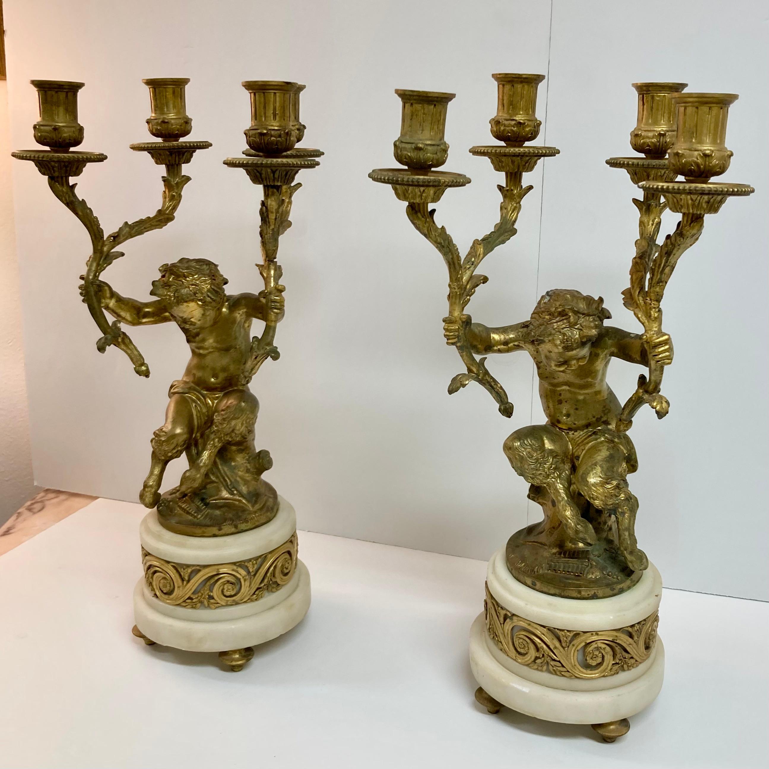 Candelabri a padella e putti in bronzo dorato del XIX secolo, una coppia In condizioni buone in vendita a Los Angeles, CA