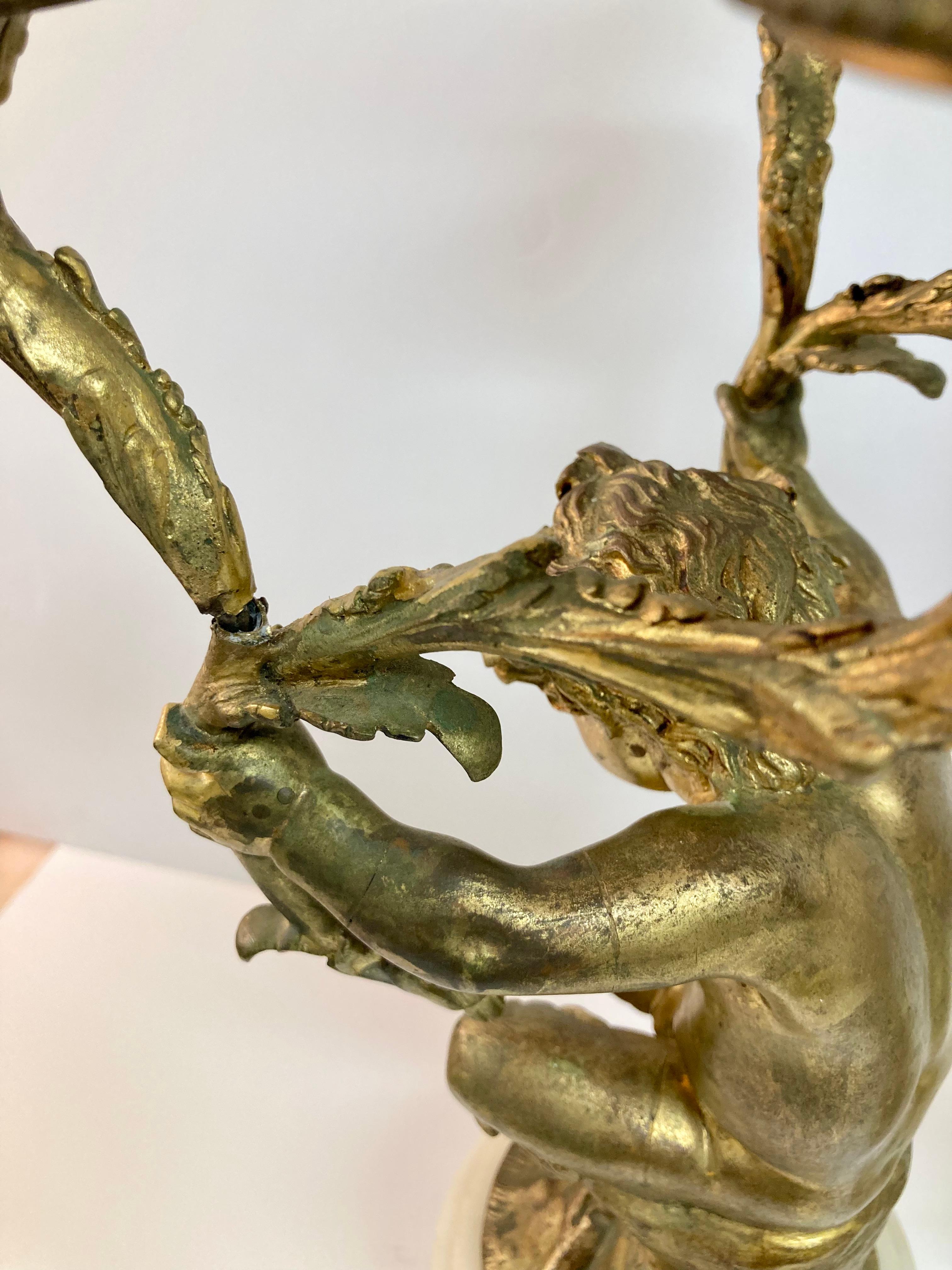 Candelabri a padella e putti in bronzo dorato del XIX secolo, una coppia in vendita 3