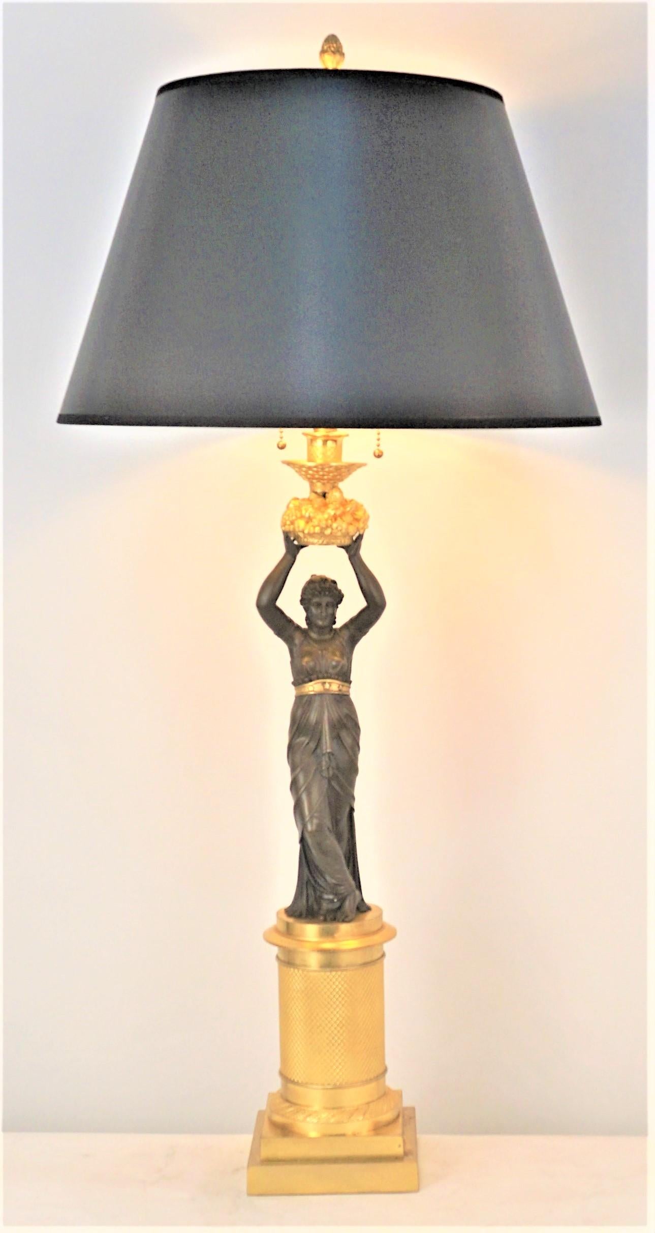 Fantastischer vergoldeter und oxidierter Bronzekandelaber aus dem 19. Jahrhundert, der mit doppelten Zugkettenfassungen elektrifiziert wurde.
Die Messung umfasst den Lampenschirm.