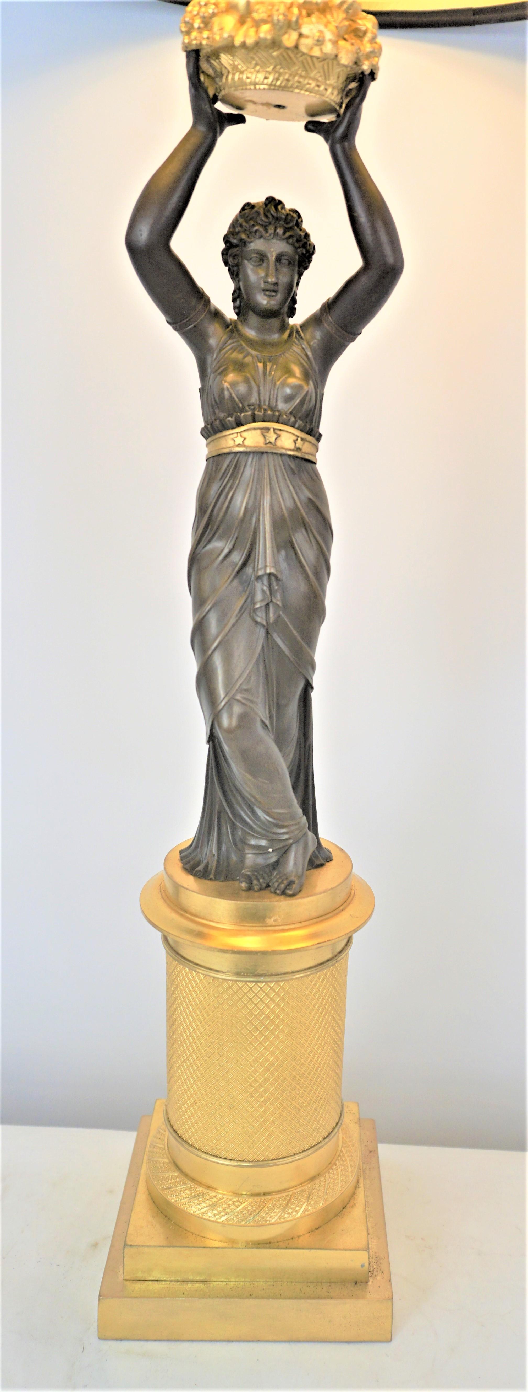 Französisch 19. Jahrhundert Vergoldete Bronze Tisch/Schreibtischlampe (Empire) im Angebot