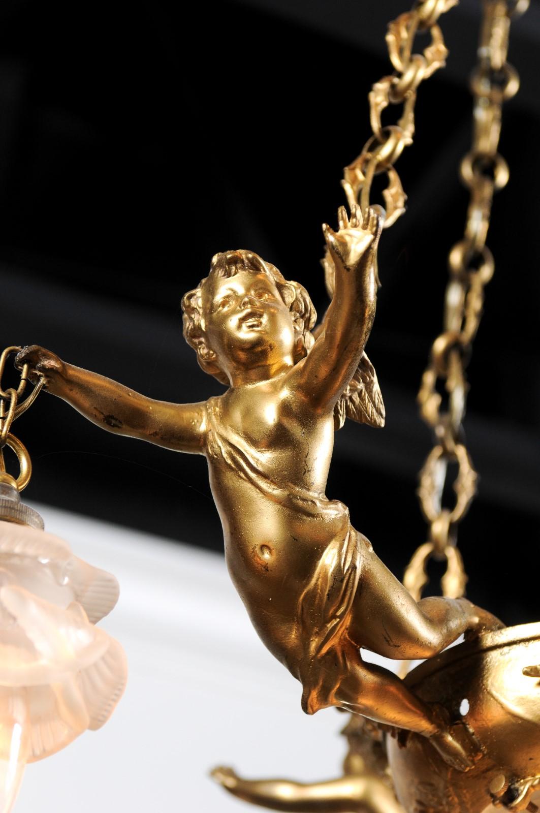 Lustre français du 19e siècle en métal doré avec trois chérubins tenant les lampes en vente 3