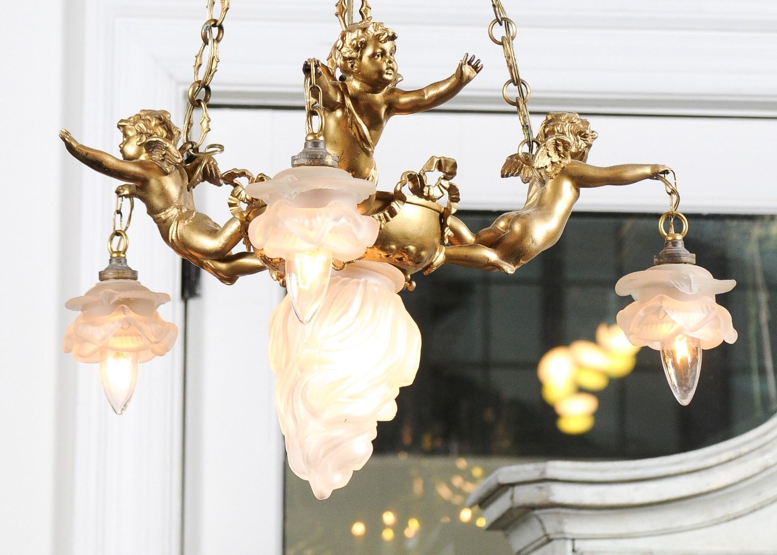 French 19th Century Gilt Metal Chandelier with Three Cherubs Holding the Lights For Sale 1