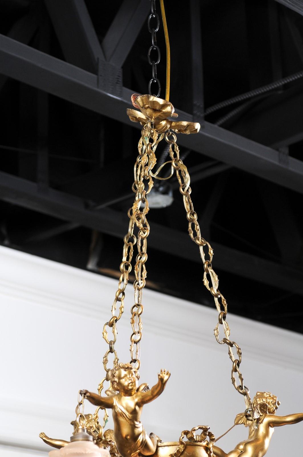 Lustre français du 19e siècle en métal doré avec trois chérubins tenant les lampes en vente 1