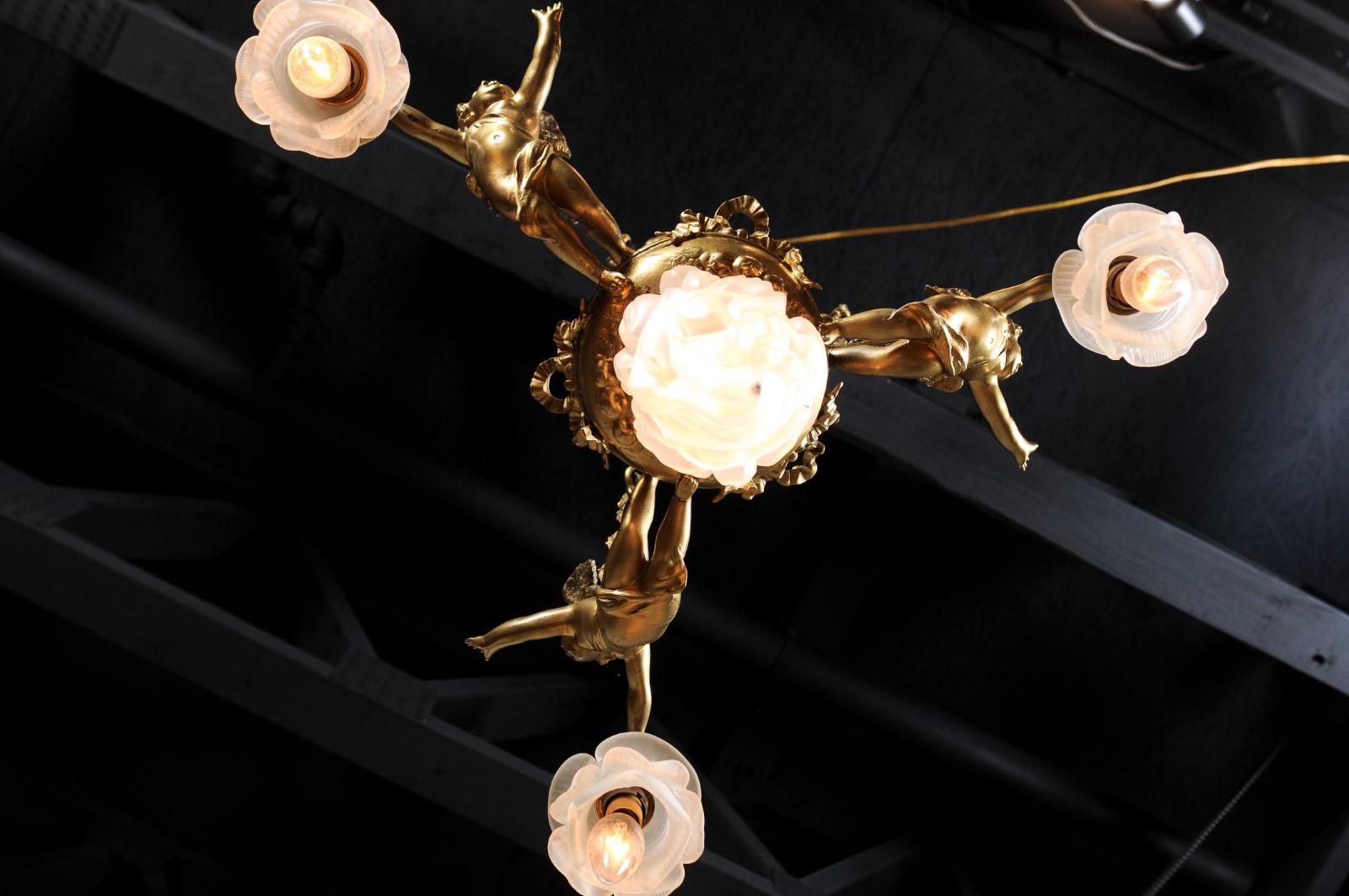 Lustre français du 19e siècle en métal doré avec trois chérubins tenant les lampes en vente 2