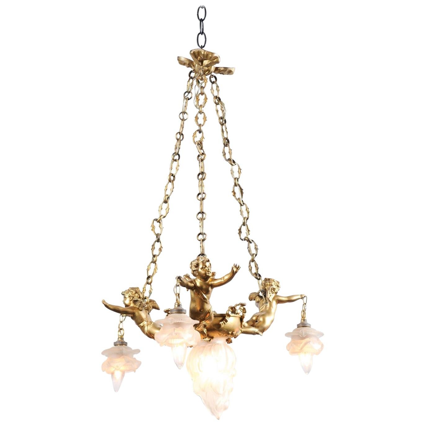 Lampadario francese del XIX secolo in metallo dorato con tre cherubini che reggono le luci in vendita