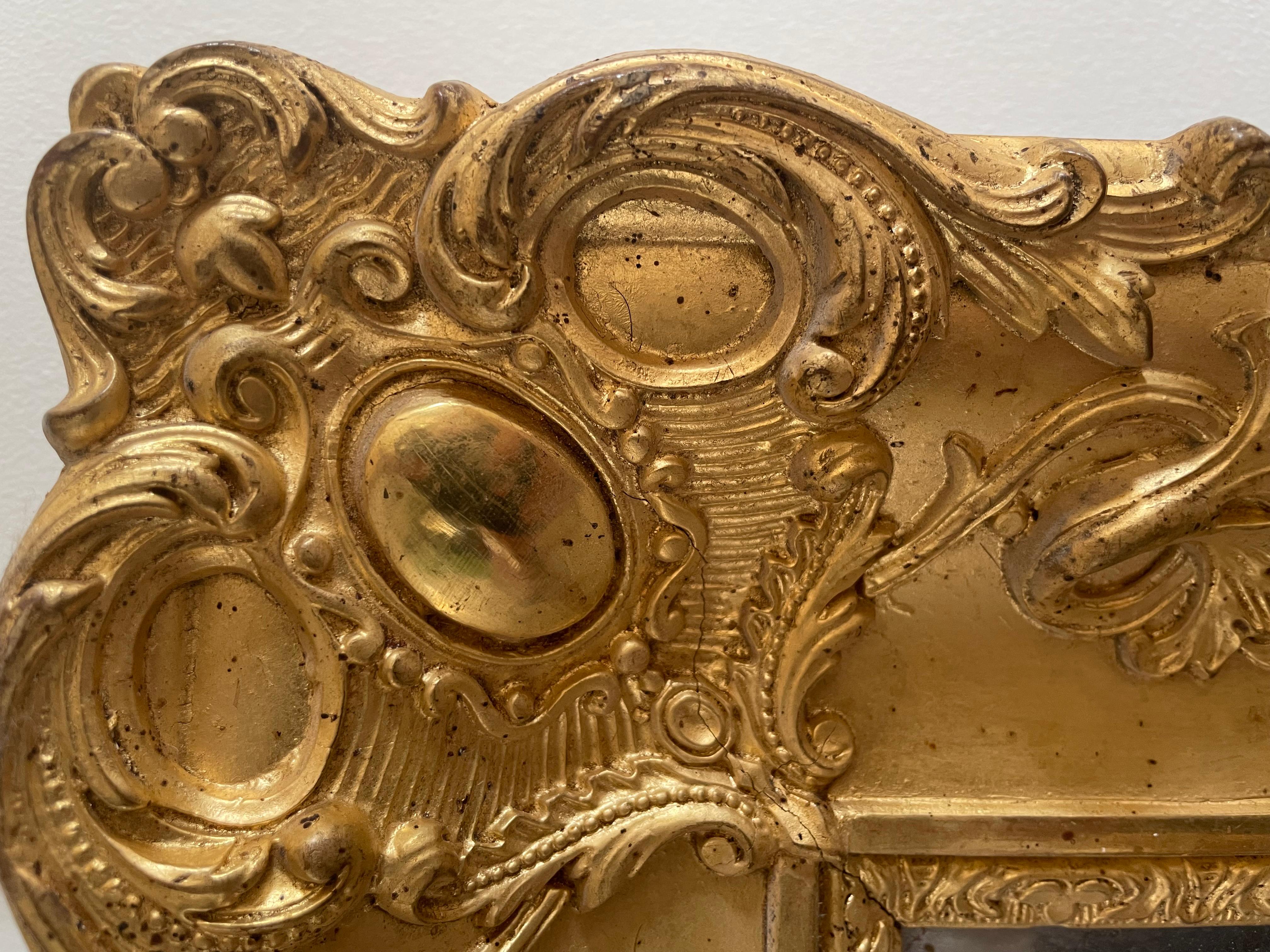 Superbe miroir doré de qualité exceptionnelle, sans aucun manque ni altération, miroir au mercure, très décoratif et élégant, peut être installé à la verticale comme à l'horizontale.