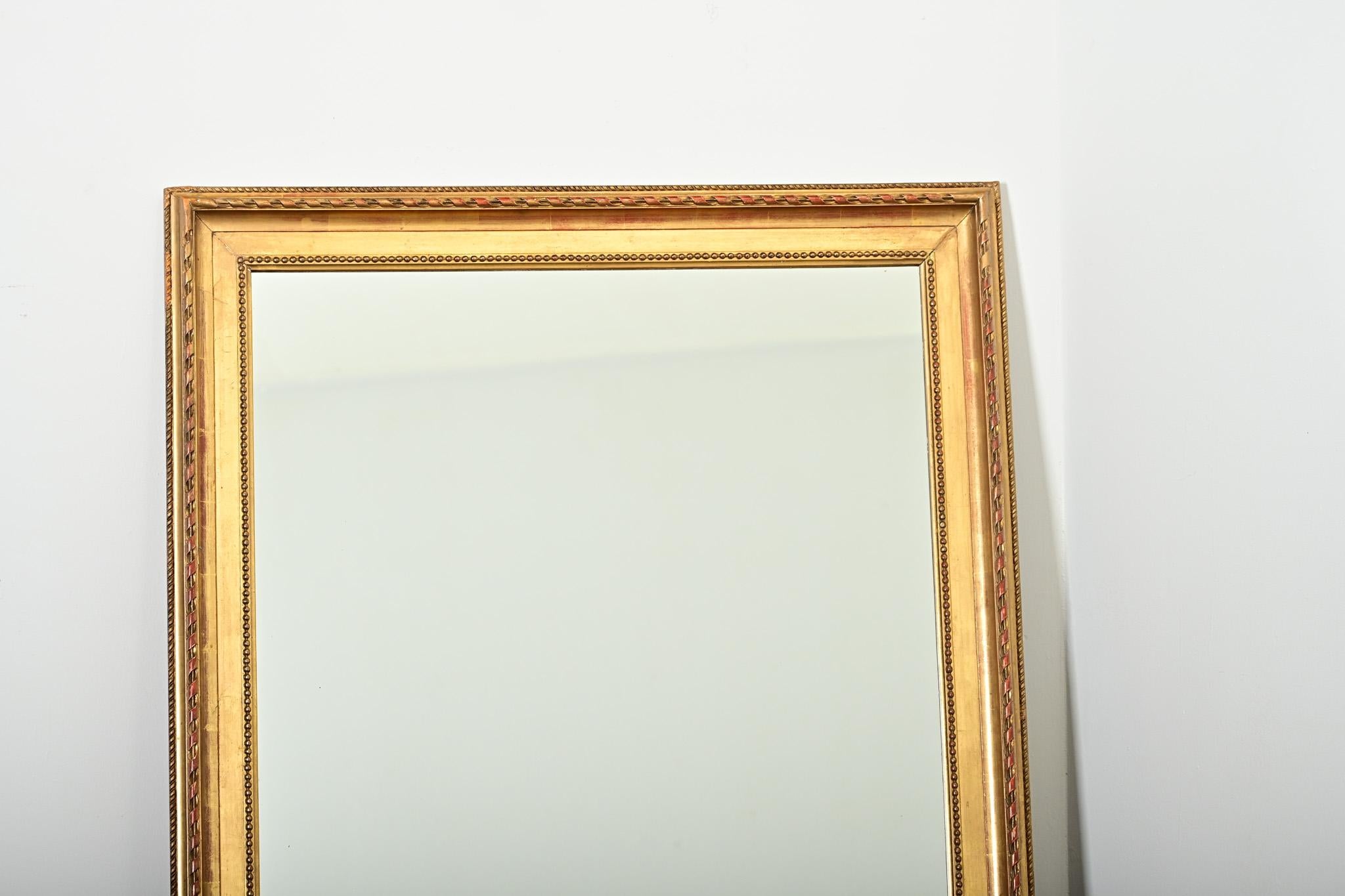 Sculpté Miroir doré et peint français du 19e siècle en vente