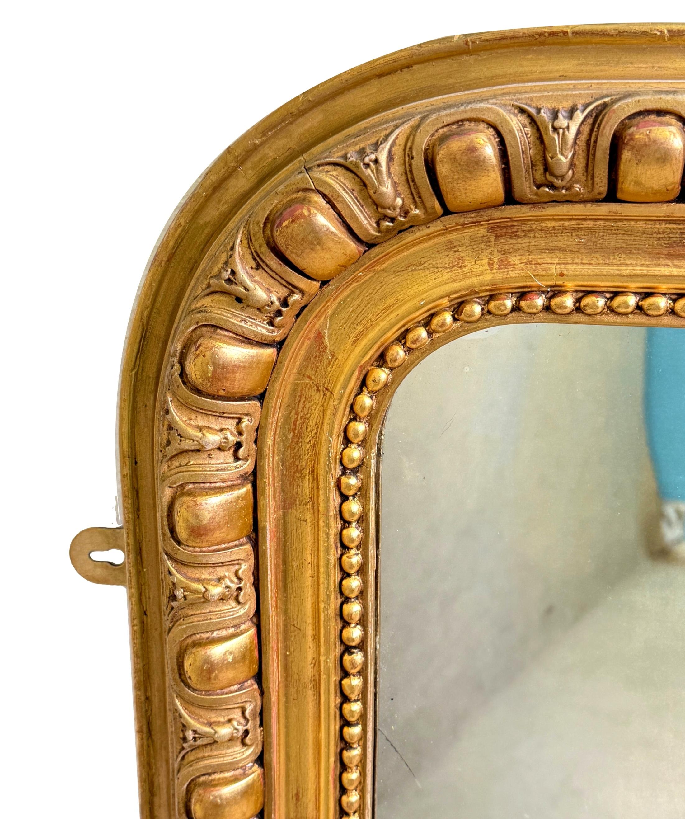 Atractivo espejo rectangular de madera dorada y gesso del periodo Louis Philippe francés de mediados del siglo XIX, de buenas proporciones, con elegante parte superior arqueada y marco acolchado bien tallado que encierra la placa rectangular