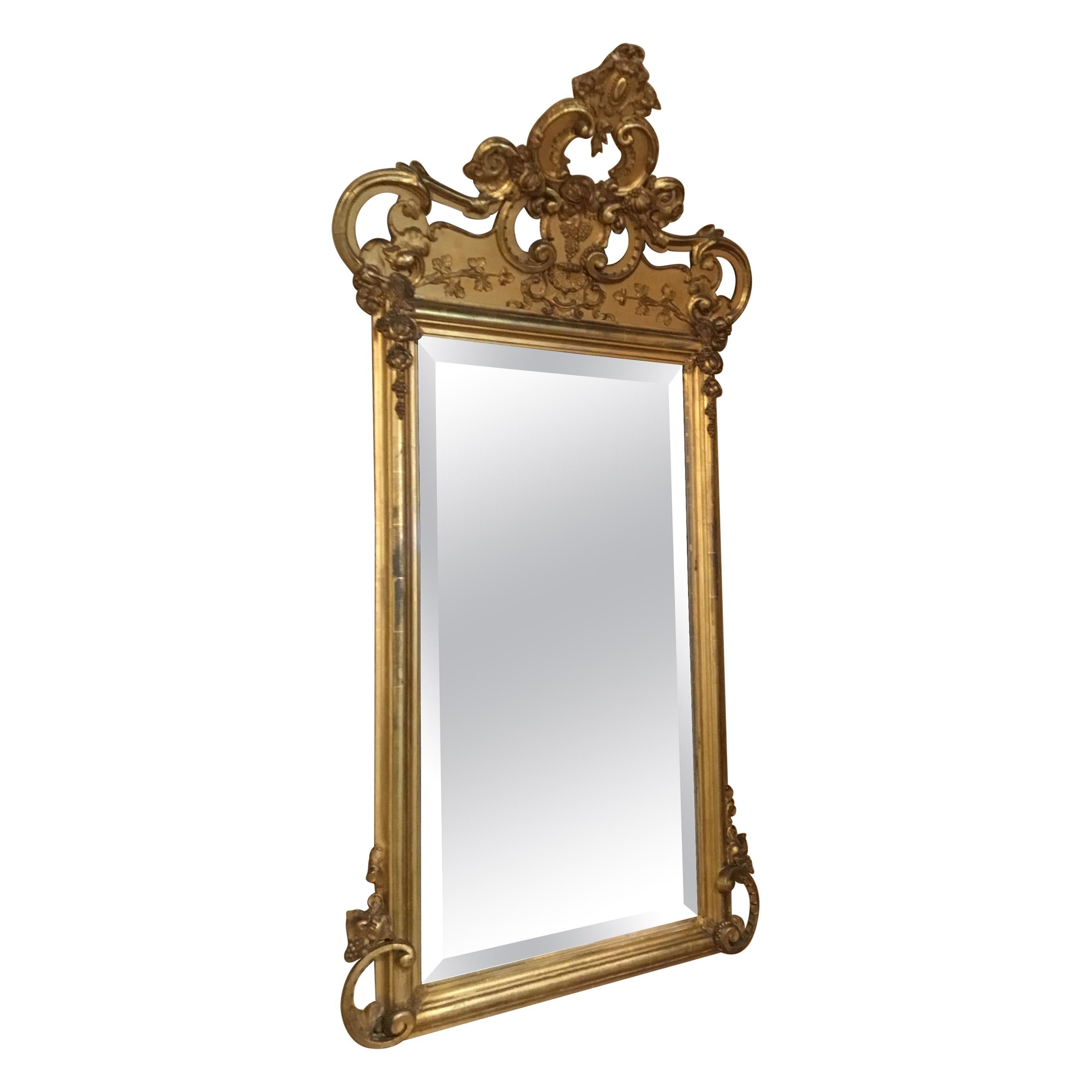 Miroir français du 19ème siècle encadré de bois doré avec plaque biseautée
