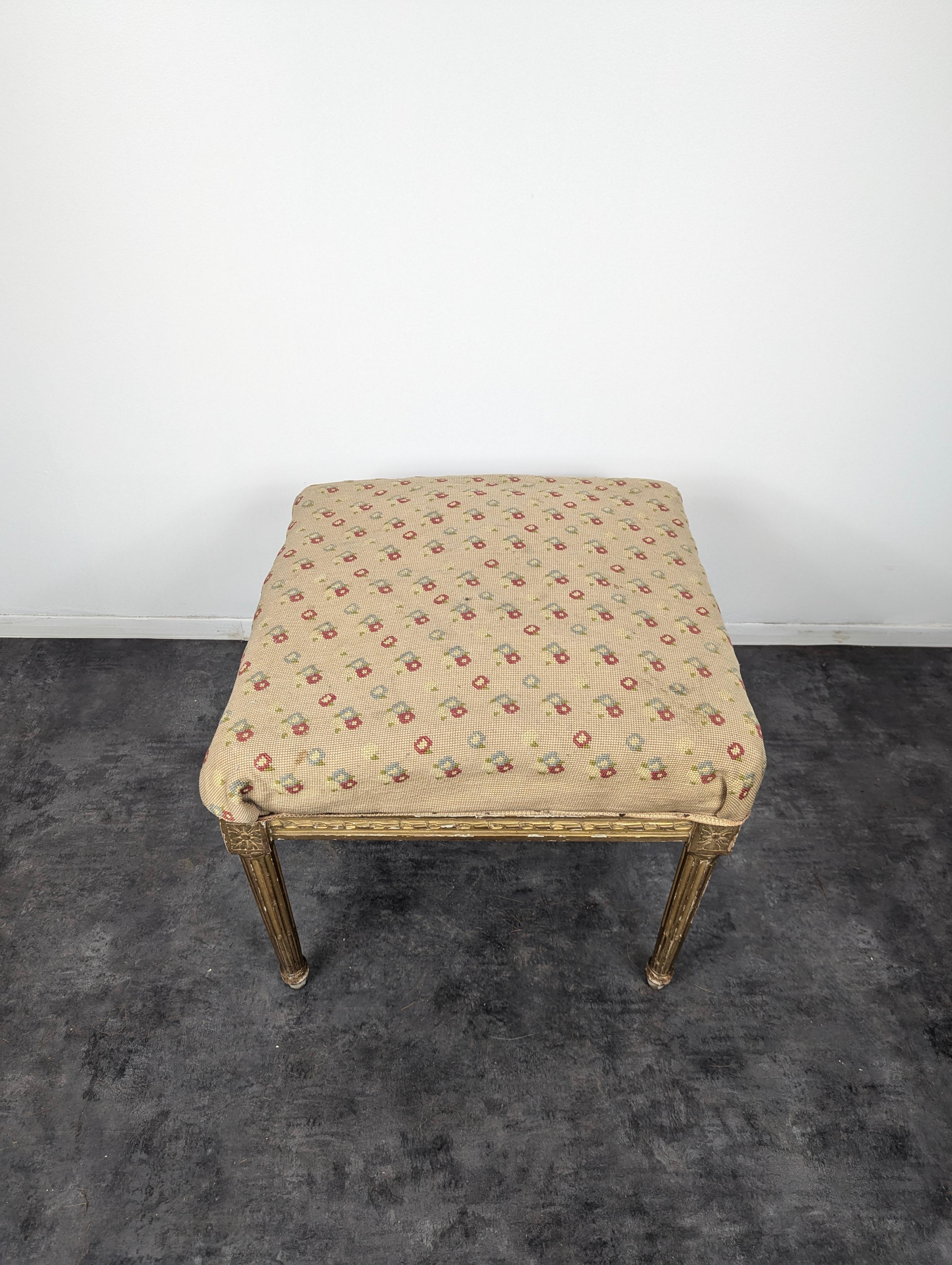Ce tabouret Louis XVI français du XIXe siècle est un bel exemple de l'élégance et de la sophistication du design français classique. Il est fabriqué en bois doré richement sculpté. La structure du tabouret présente des motifs Louis XVI