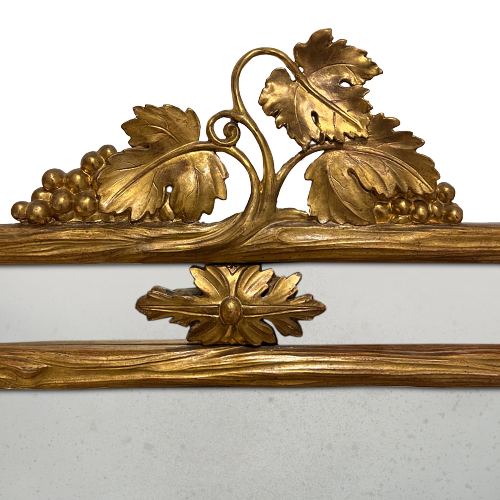 Questo bellissimo specchio naturalistico in legno dorato è stato realizzato in Francia nel XIX secolo.

Conserva la lastra di specchio originale, leggermente foxata.

La cornice in legno dorato è decorata con foglie di vite e uva intagliate.

Questo