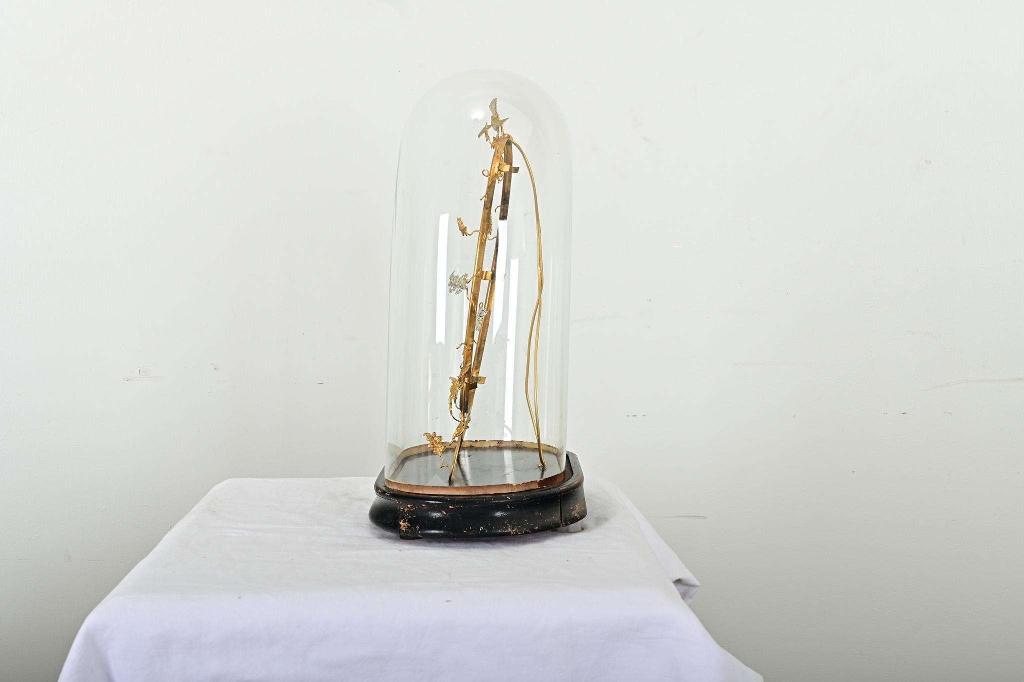 French 19th Century Glass Dome with Brass Decoration In Good Condition For Sale In Baton Rouge, LA