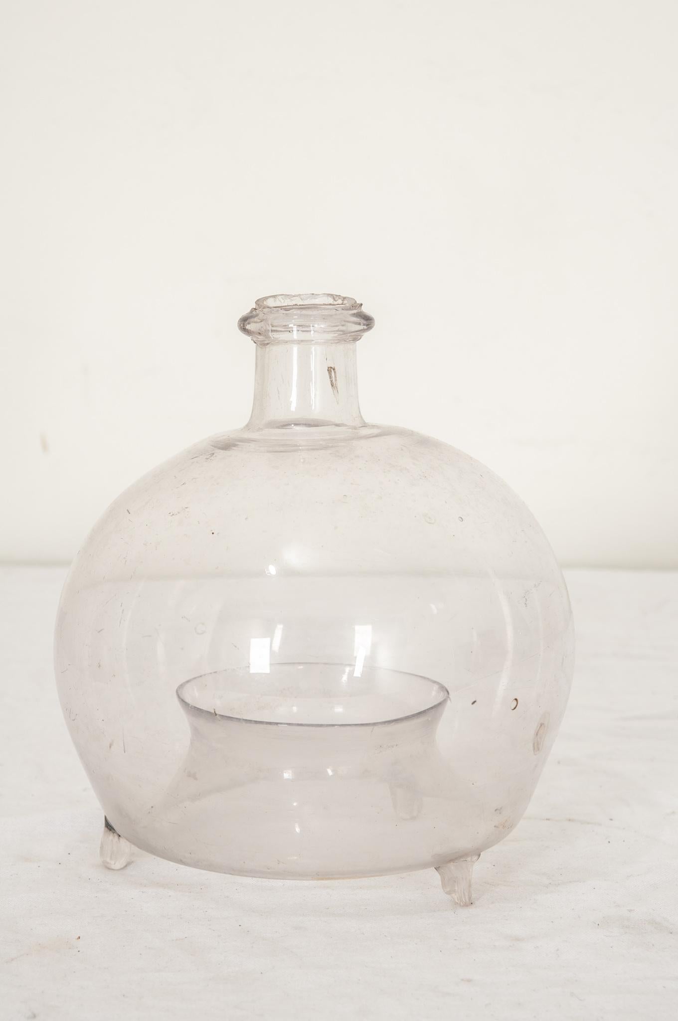 Un attrape-mouches unique en verre soufflé à la main, originaire de France, vers 1880. Une belle forme. Le bassin situé au bas du dôme est destiné à être rempli d'une petite quantité de solution d'eau sucrée pour que les mouches puissent s'y piéger.