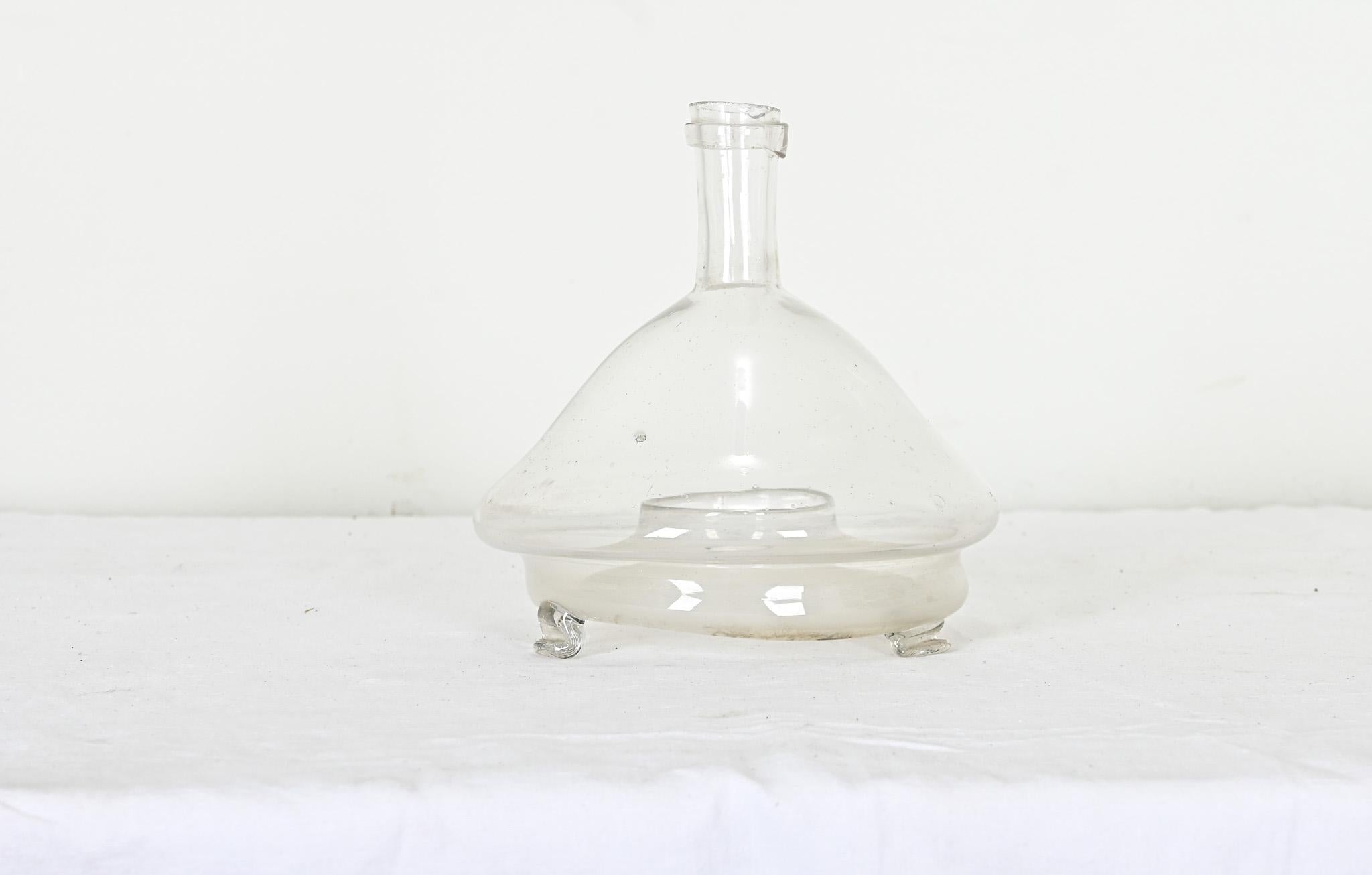 Un attrape-mouche unique, fait à la main, en verre transparent soufflé à la bouche, provenant de France, 19e siècle. La cuvette au fond du cône en verre est destinée à être remplie d'une petite quantité d'eau sucrée pour attirer les mouches. Trois
