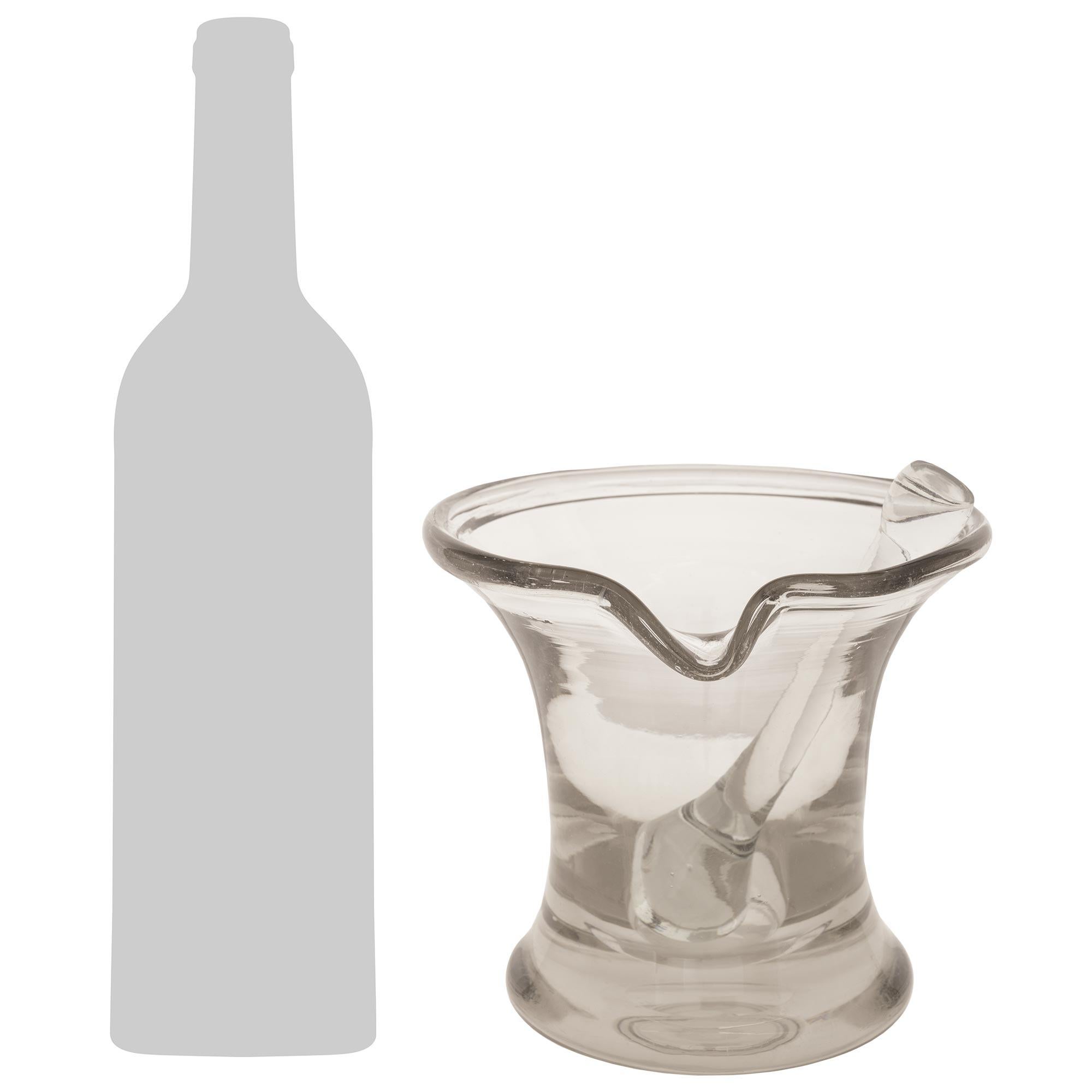 Un élégant et charmant mortier et pilon en verre du XIXe siècle. Ce mortier en verre transparent merveilleusement utilitaire présente une forme voluptueuse et raffinée avec le corps effilé du mortier menant au bec courbé en forme de main. Le pilon