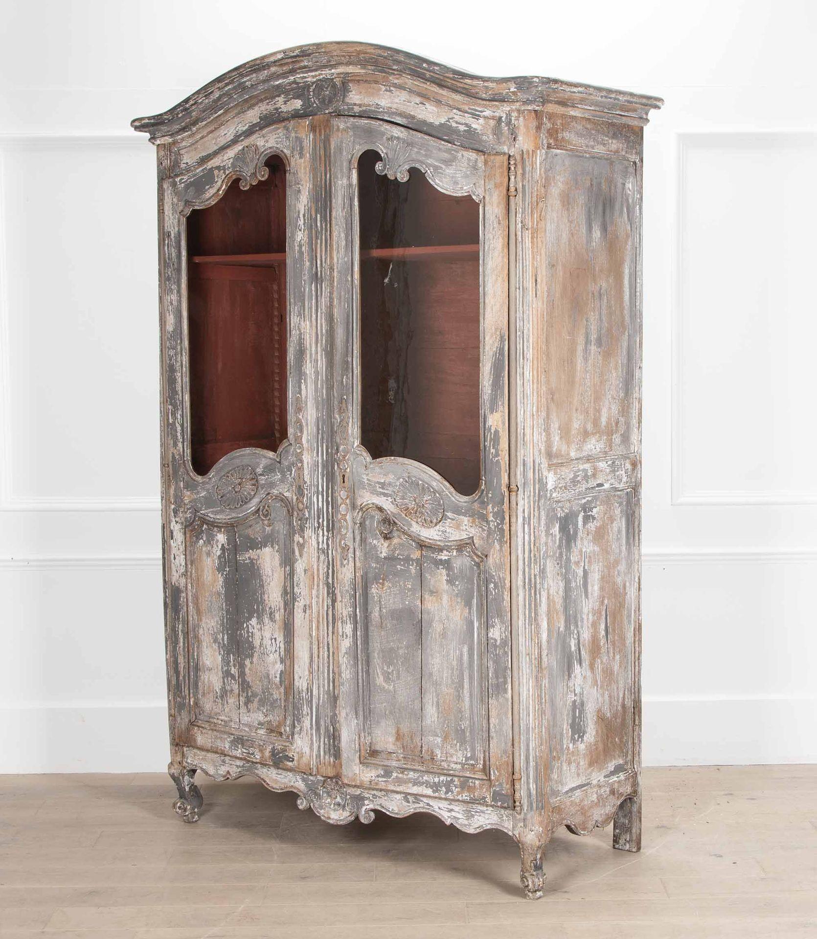 Bellissima credenza francese del XIX secolo smaltata con due ripiani in vernice antica.
Circa 1850.